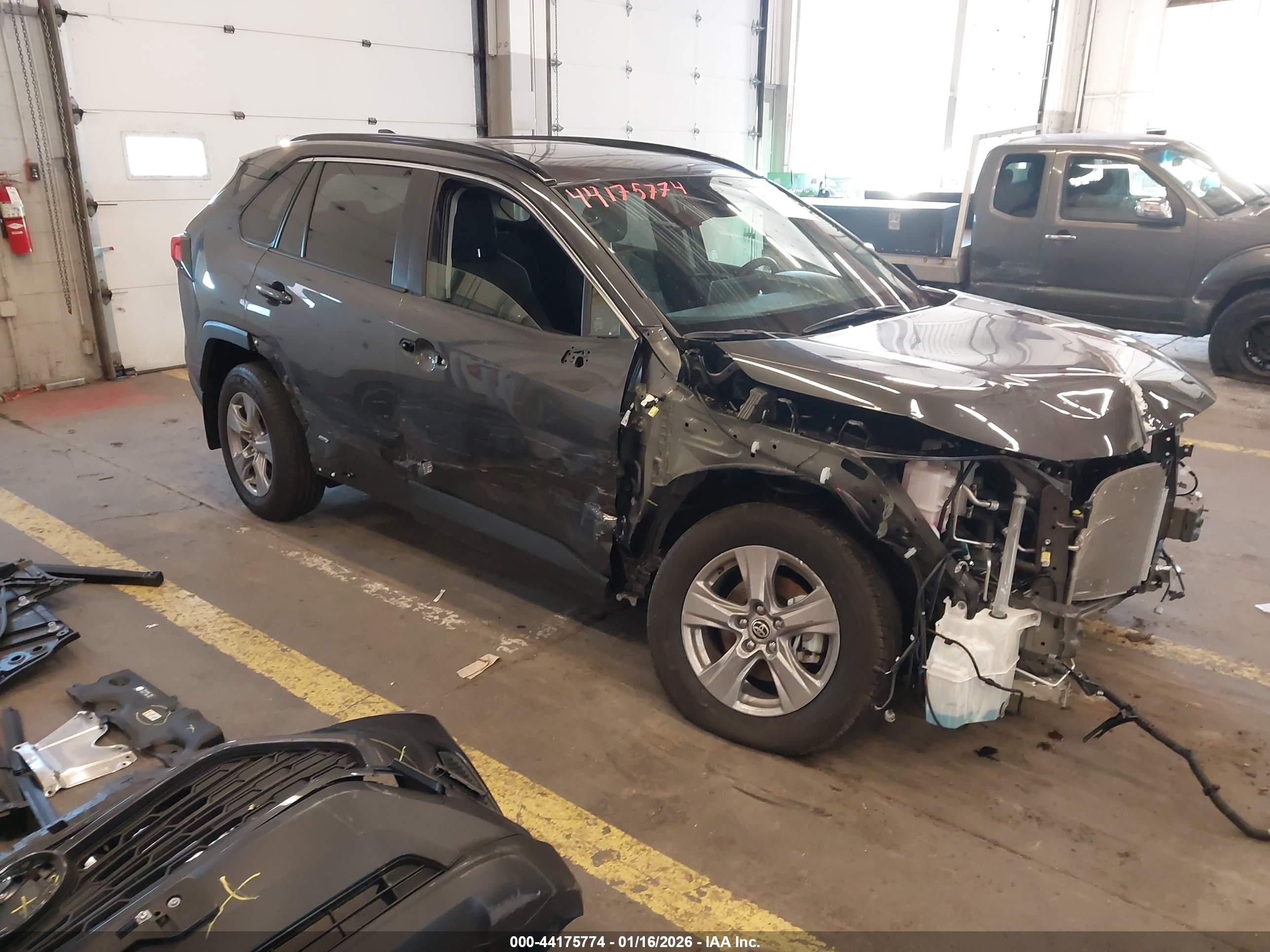 2025 Toyota RAV4 Hybrid XLE, VIN JTMRWRFV1SJ078166 — Перед