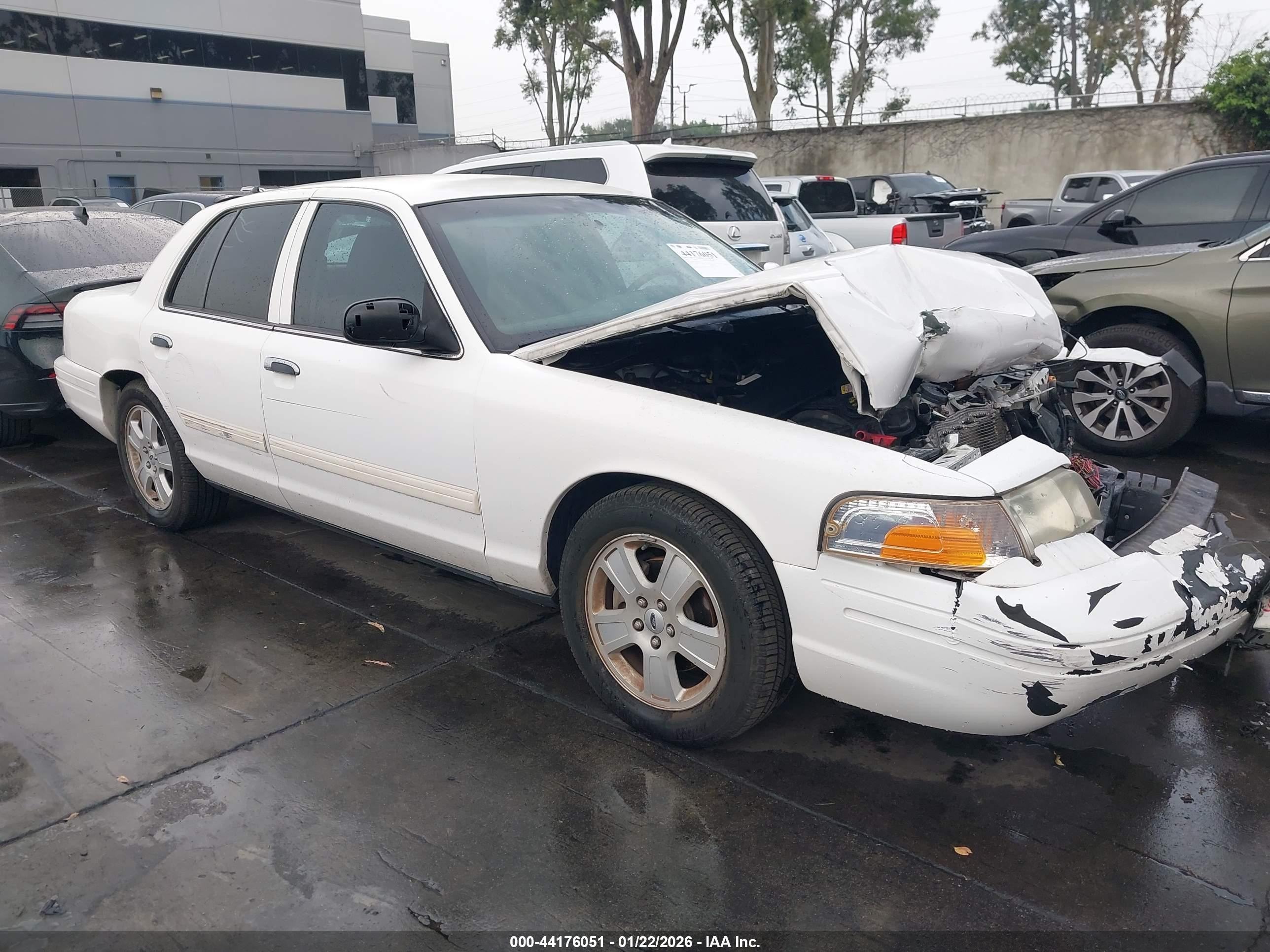 2011 Ford Crown Victoria LX, VIN 2FABP7EV5BX165795 — Front end