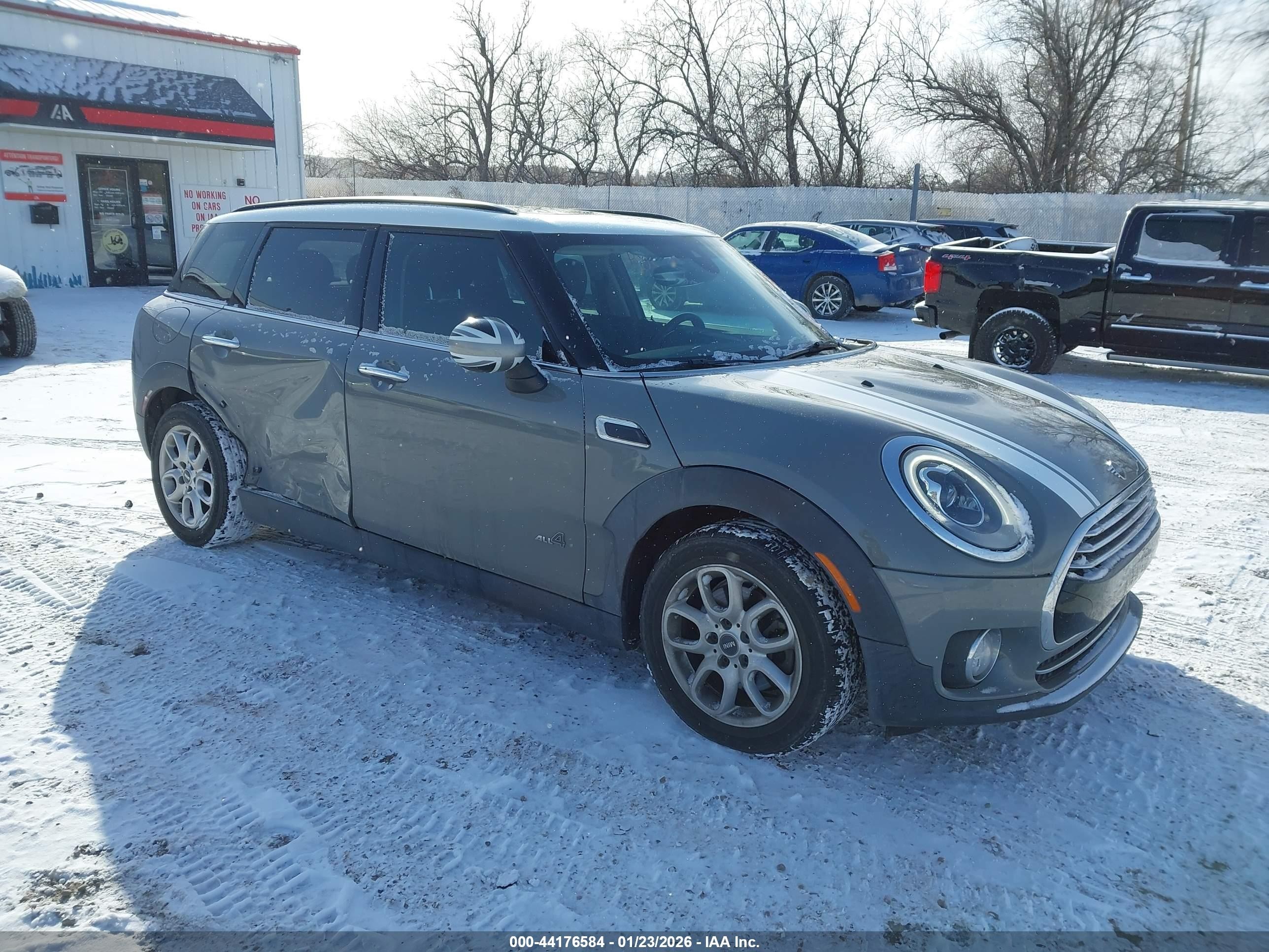 2019 MINI Clubman Cooper, VIN WMWLU1C52K2F29682 — Бок