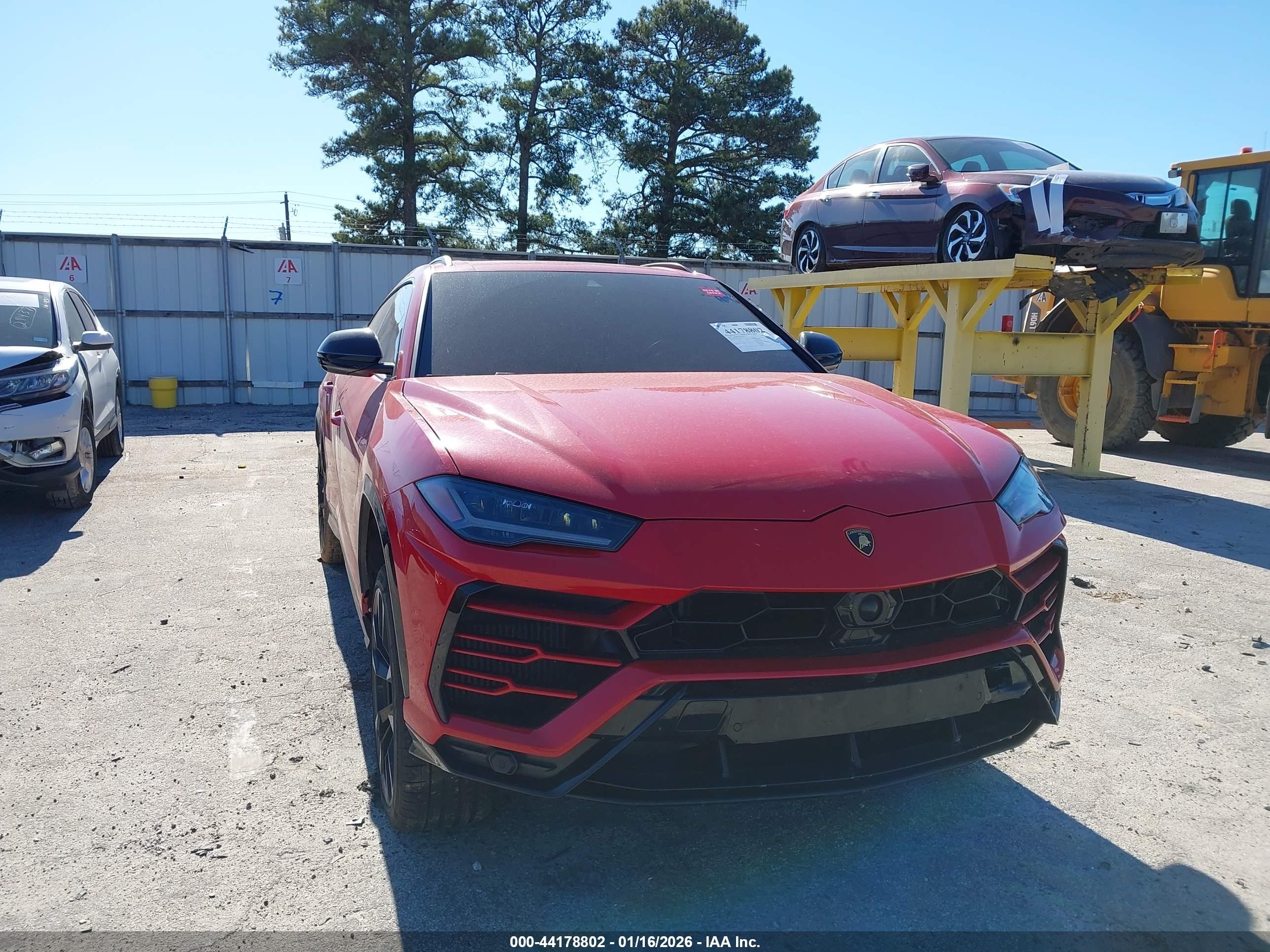 2021 Lamborghini Urus, VIN ZPBUA1ZLXMLA13594 — Бок