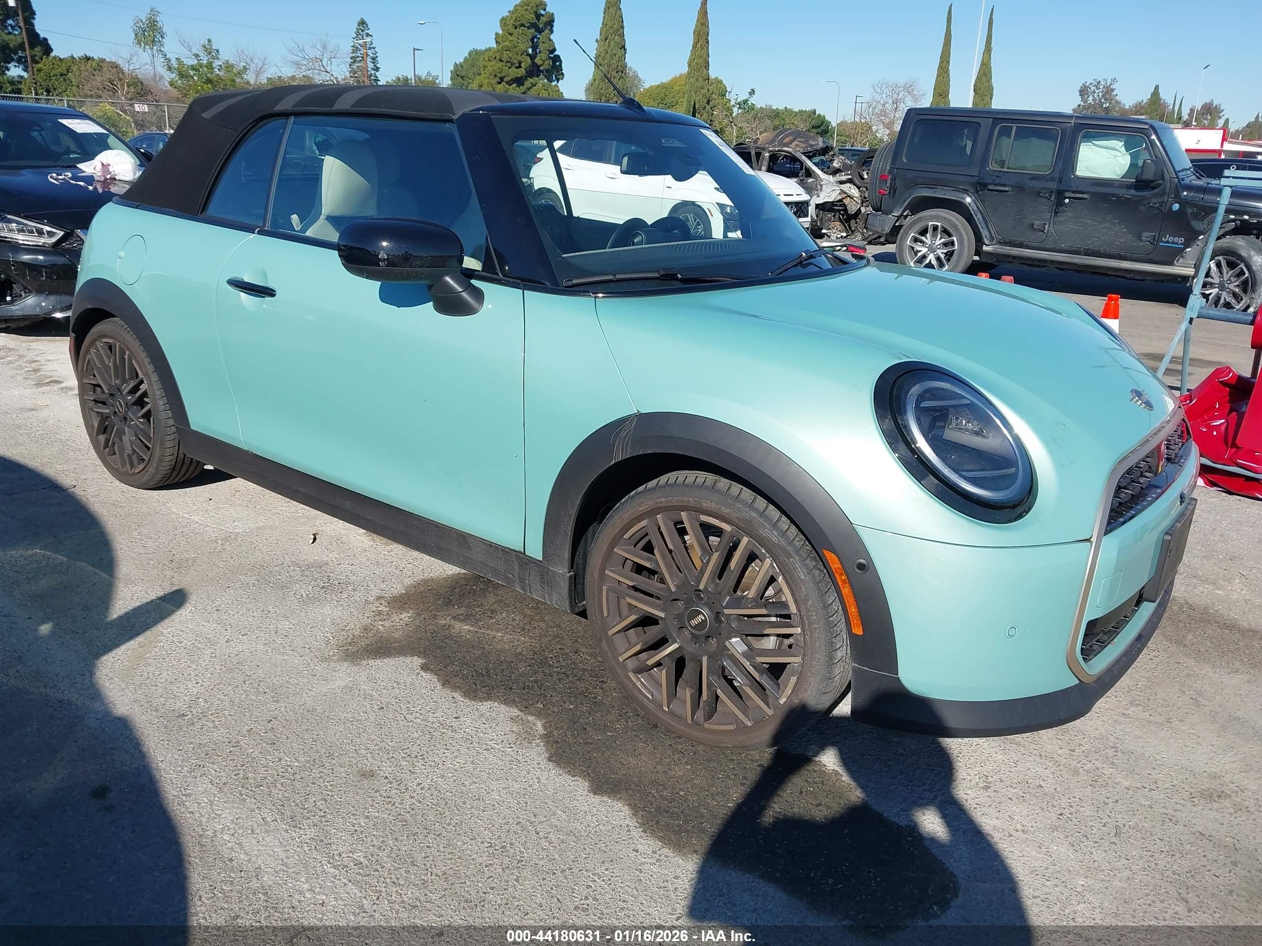 2025 MINI Convertible Cooper S, VIN WMW23GX00S2X61386 — Перед