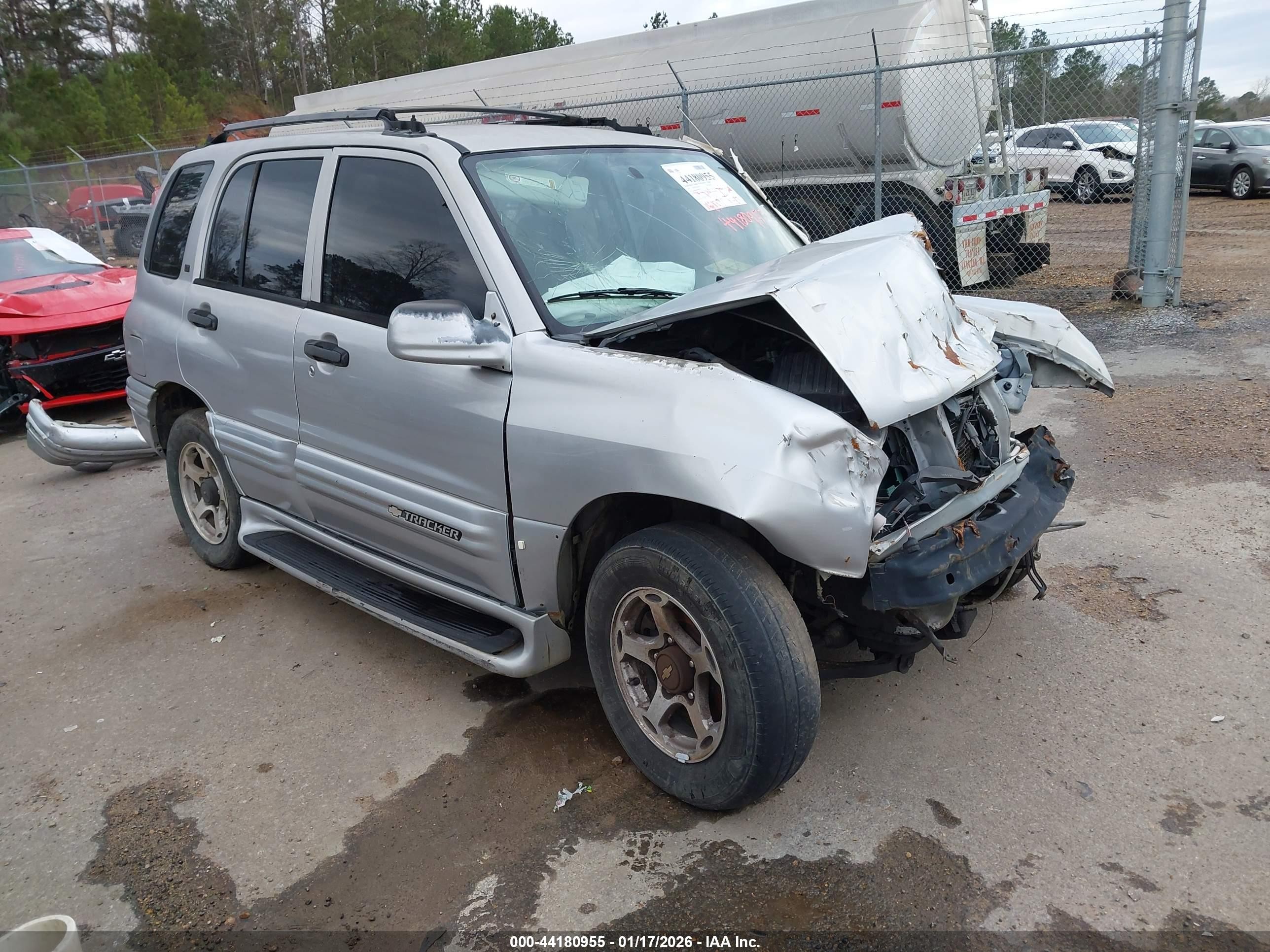 2001 Chevrolet Tracker LT, VIN 2CNBE634016944817 — Front end