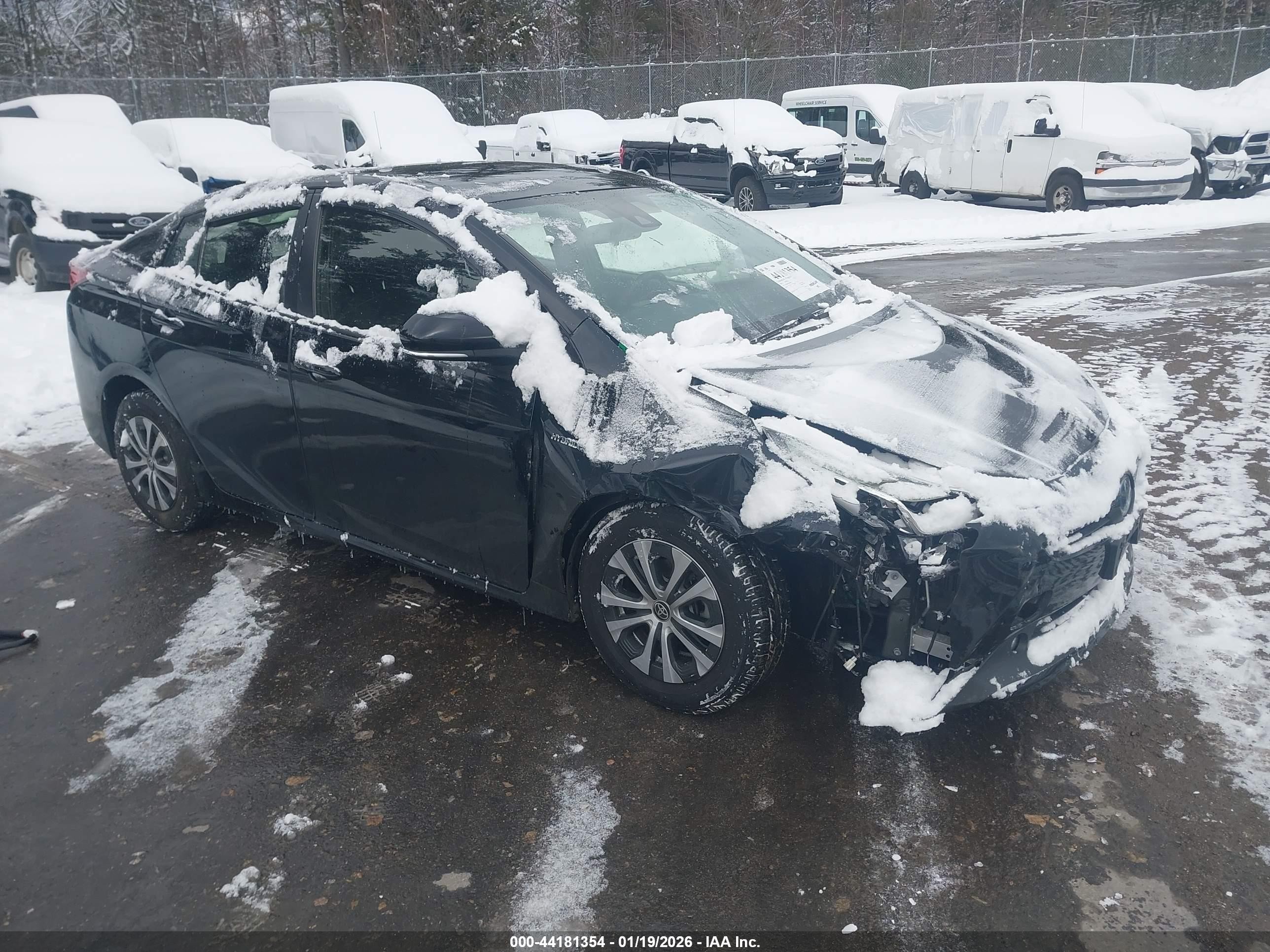 2021 Toyota Prius XLE, VIN JTDL9MFU2M3026902 — Front end