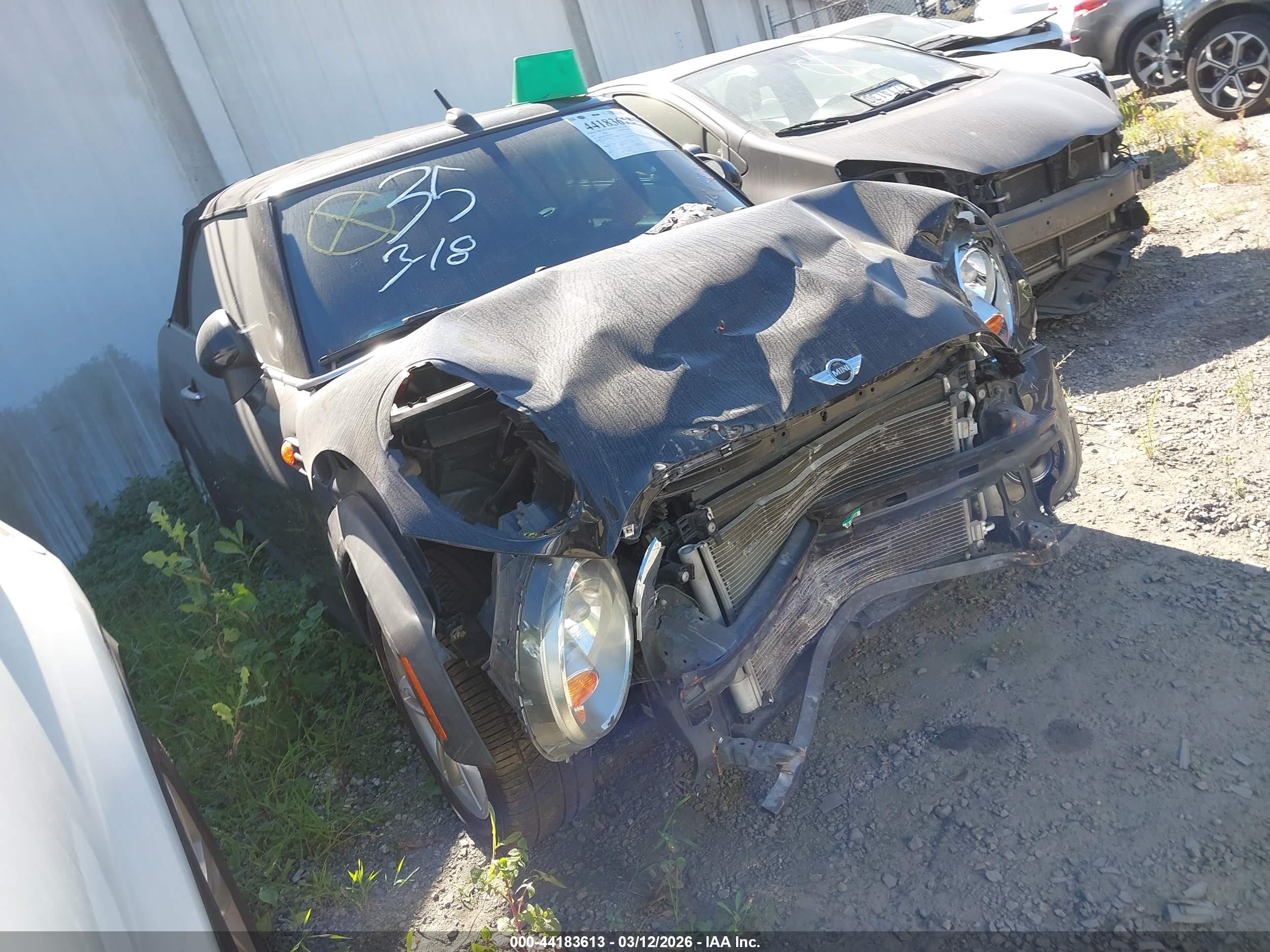 2015 MINI Convertible, VIN WMWZN3C59FT266834 — Перед