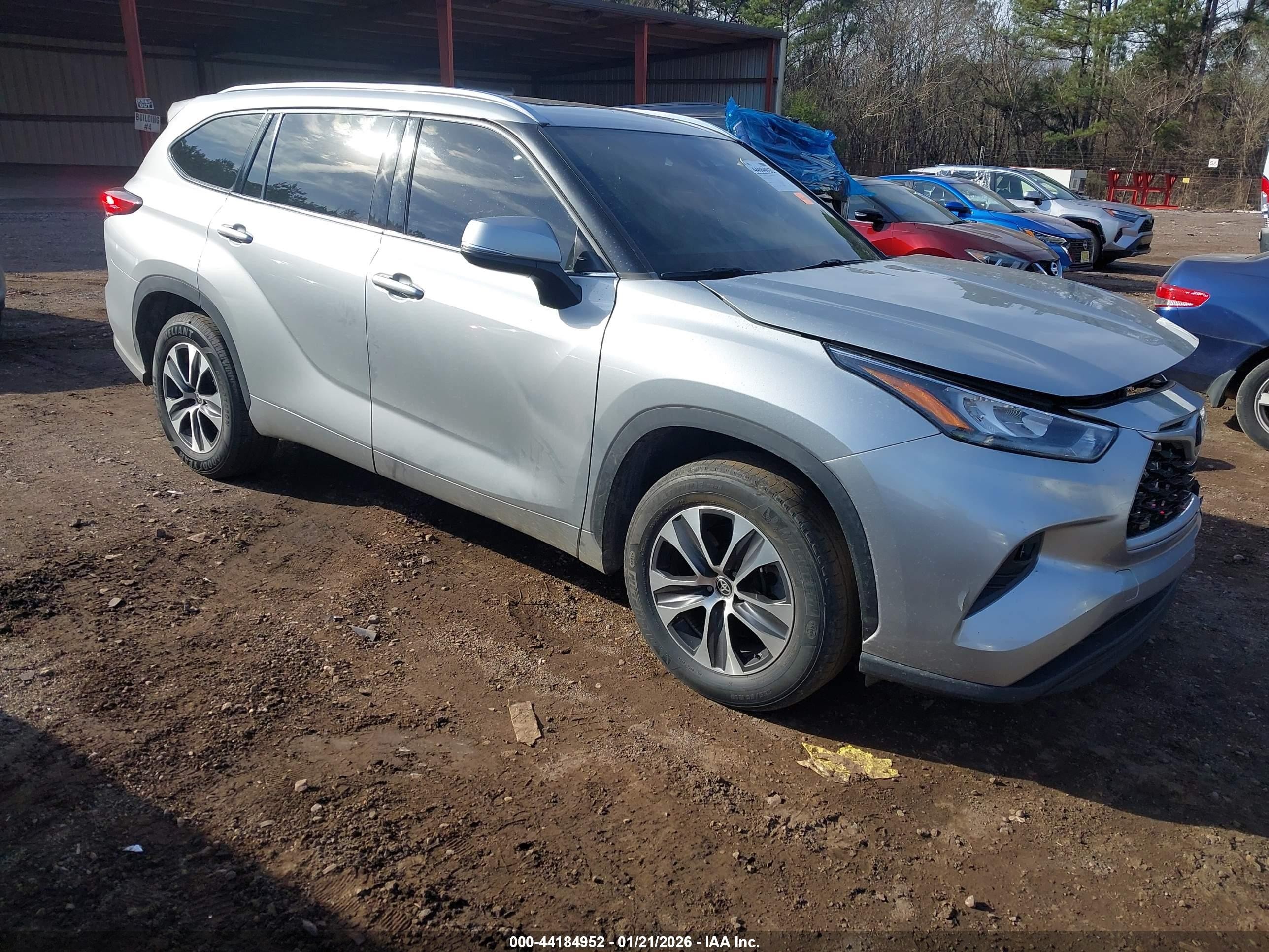 2020 Toyota Highlander XLE, VIN 5TDGZRAH2LS029546 — Front end