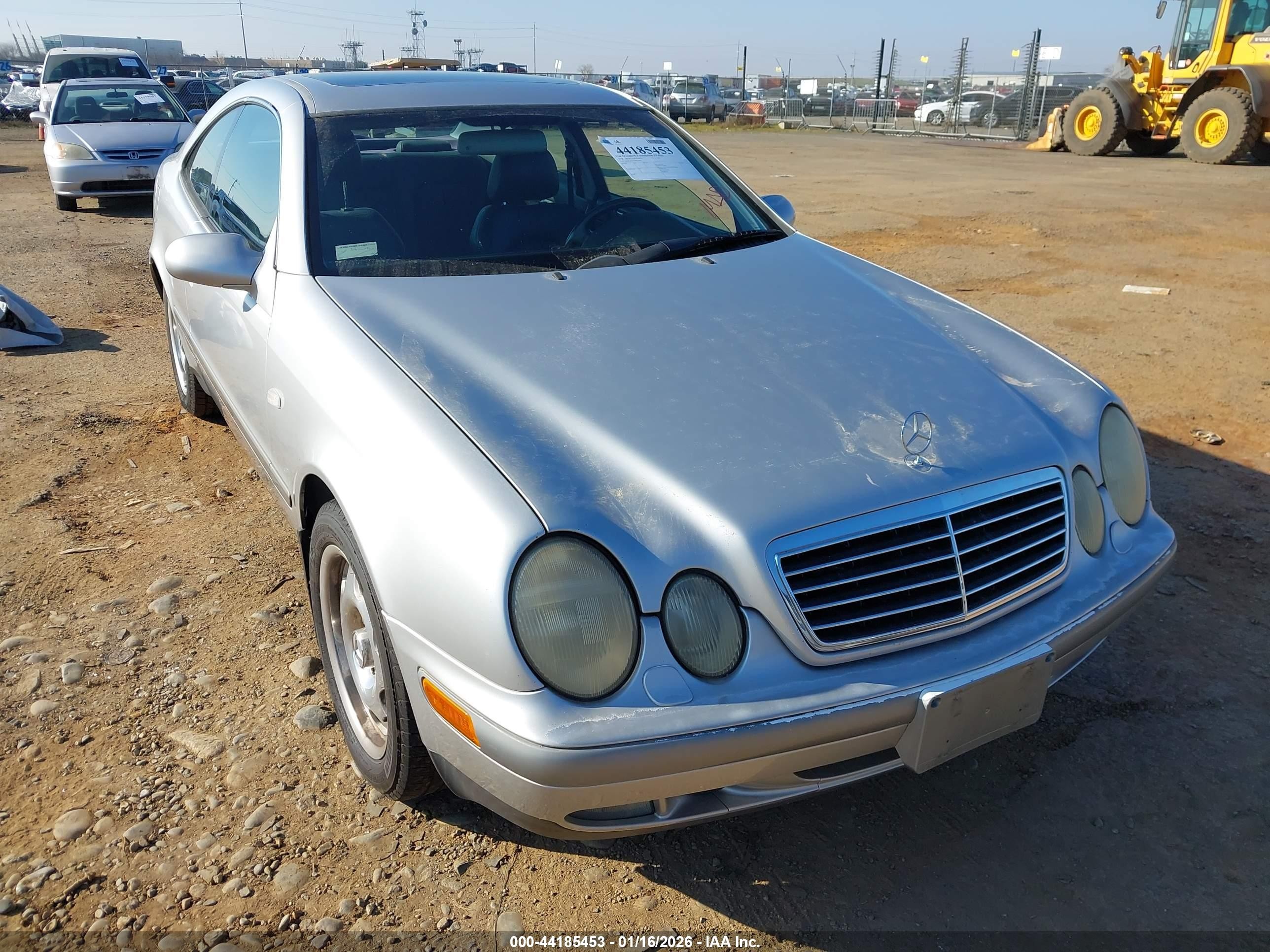 1998 Mercedes-Benz CLK 320/430, VIN WDBLJ65G5WF030439 — Front end