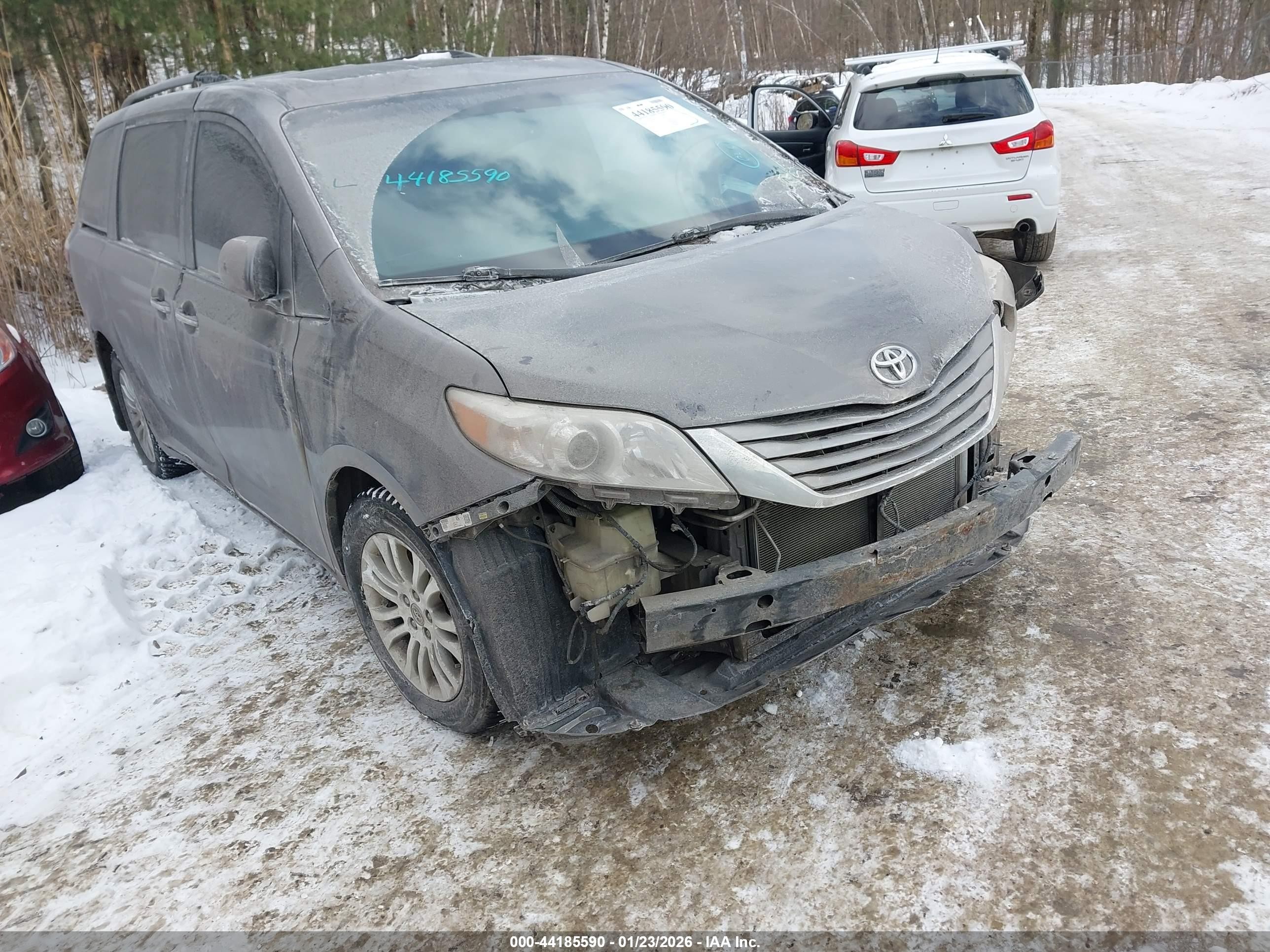 2015 Toyota Sienna XLE Premium, VIN 5TDYK3DC9FS541928 — Front end