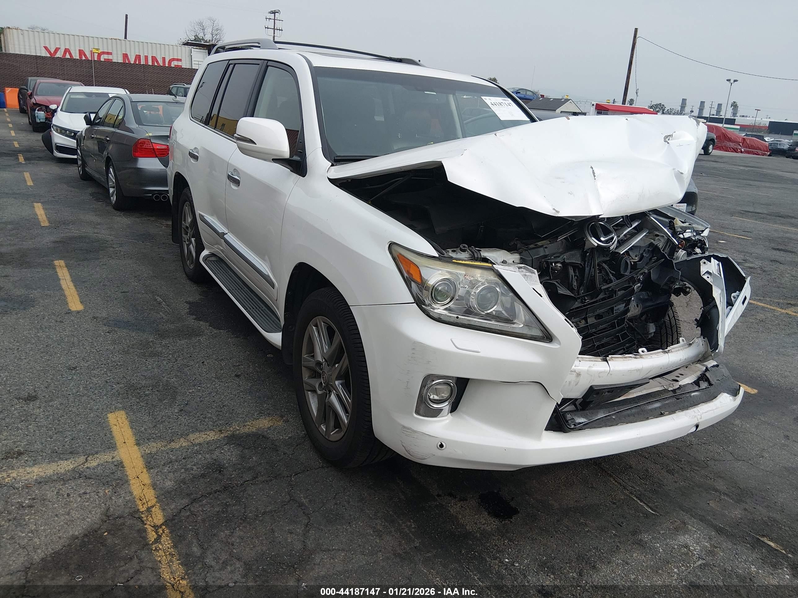 2015 Lexus LX 570, VIN JTJHY7AX4F4177553 — Front end