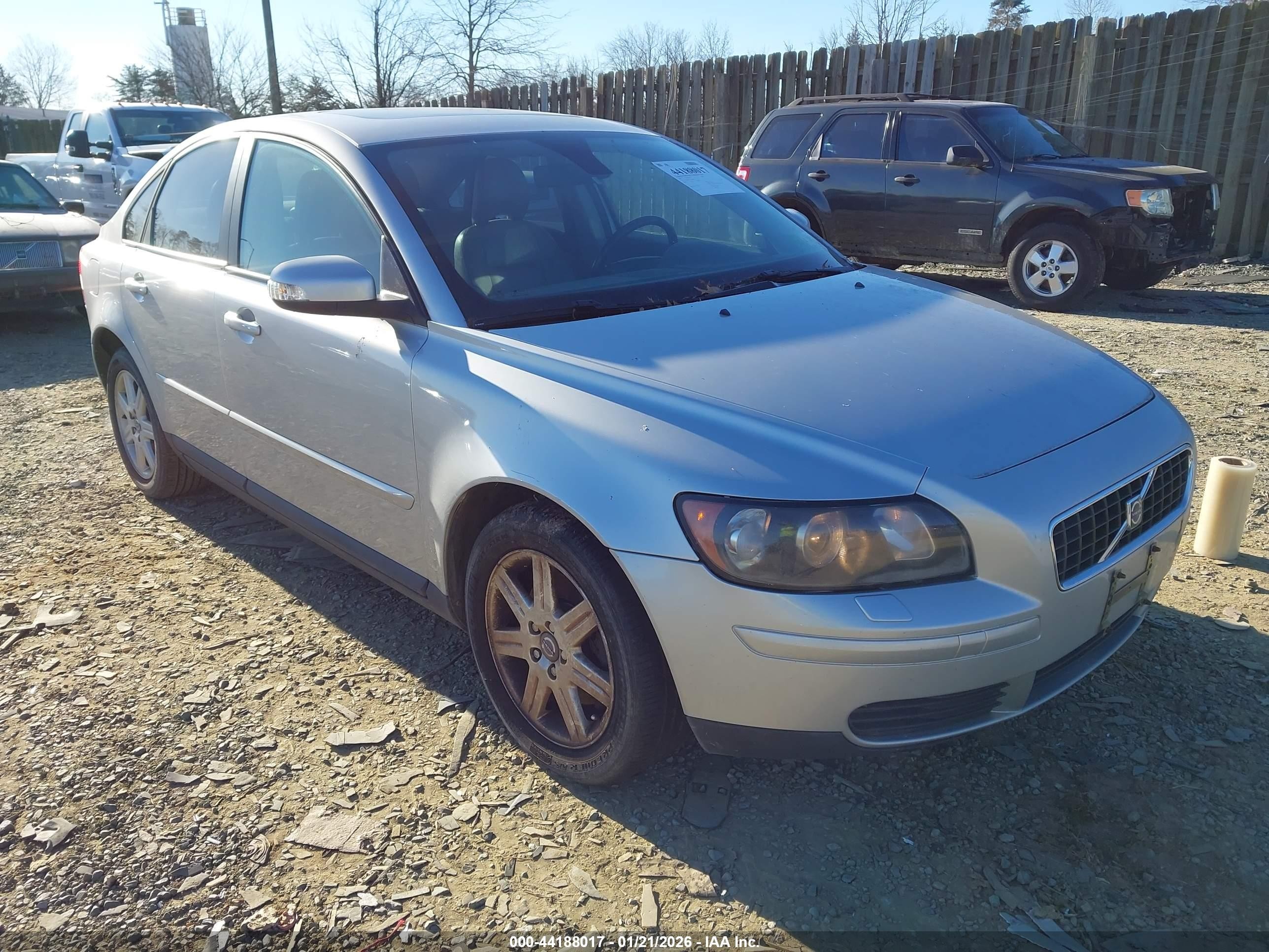 2007 Volvo S40 2.4L, VIN YV1MS390372250938 — Перед