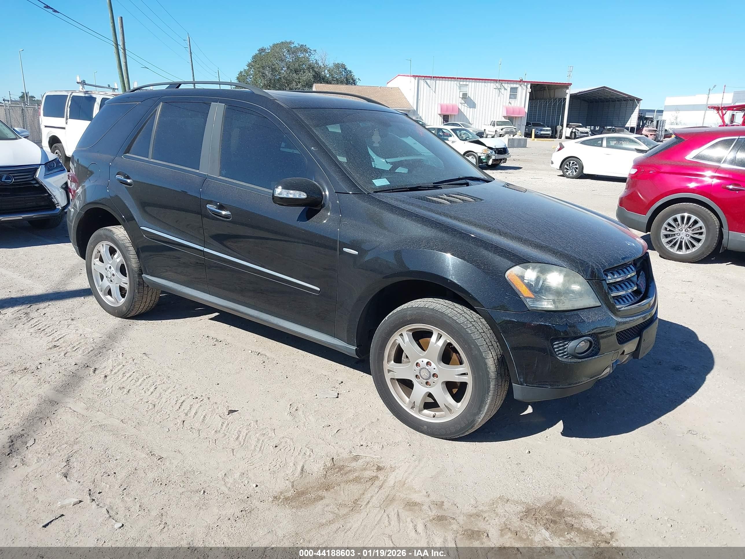 2008 Mercedes-Benz M 350, VIN 4JGBB86E38A357484 — Front end