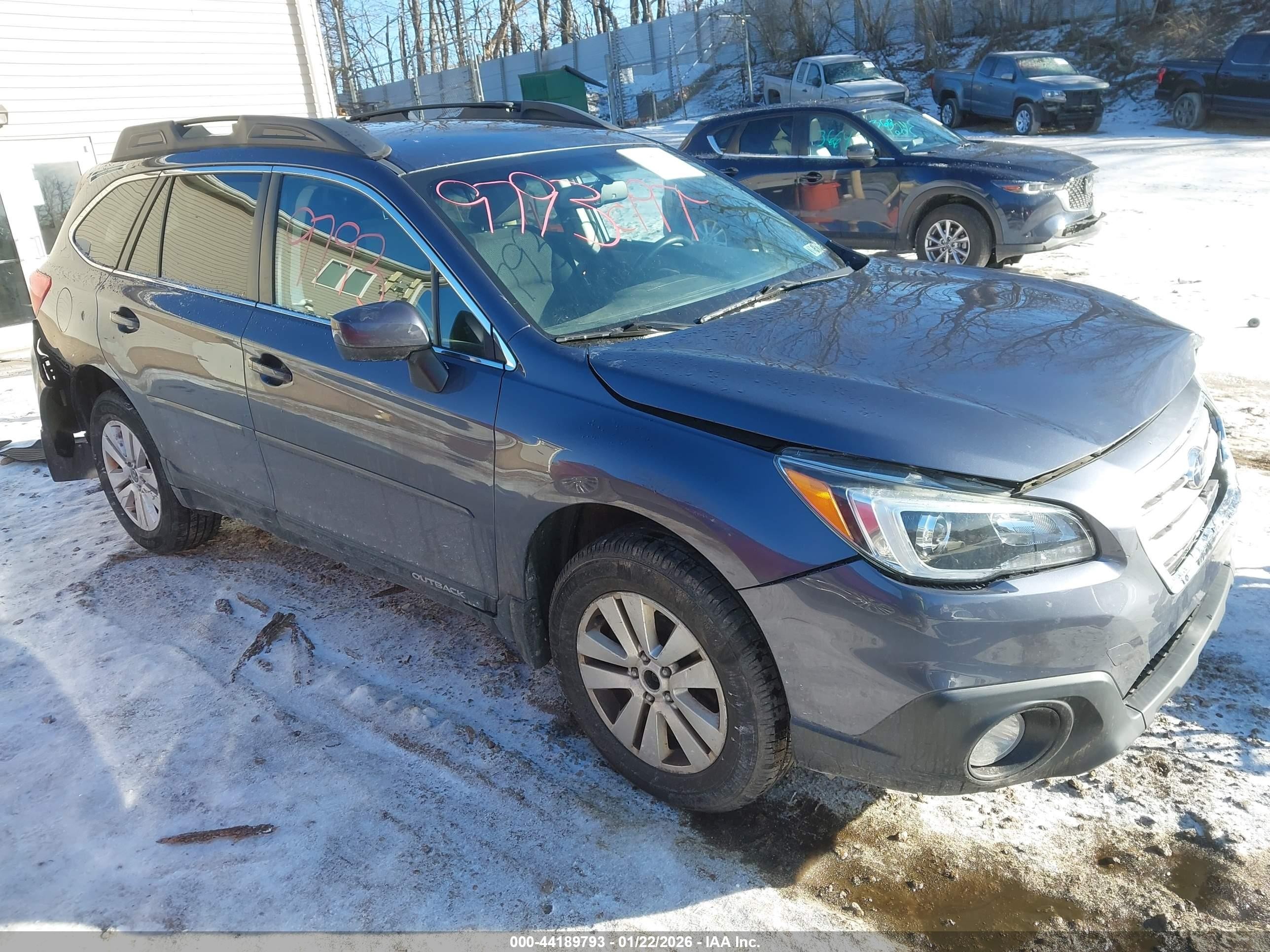 2016 Subaru Outback Premium, VIN 4S4BSACC0G3272907 — Rear end