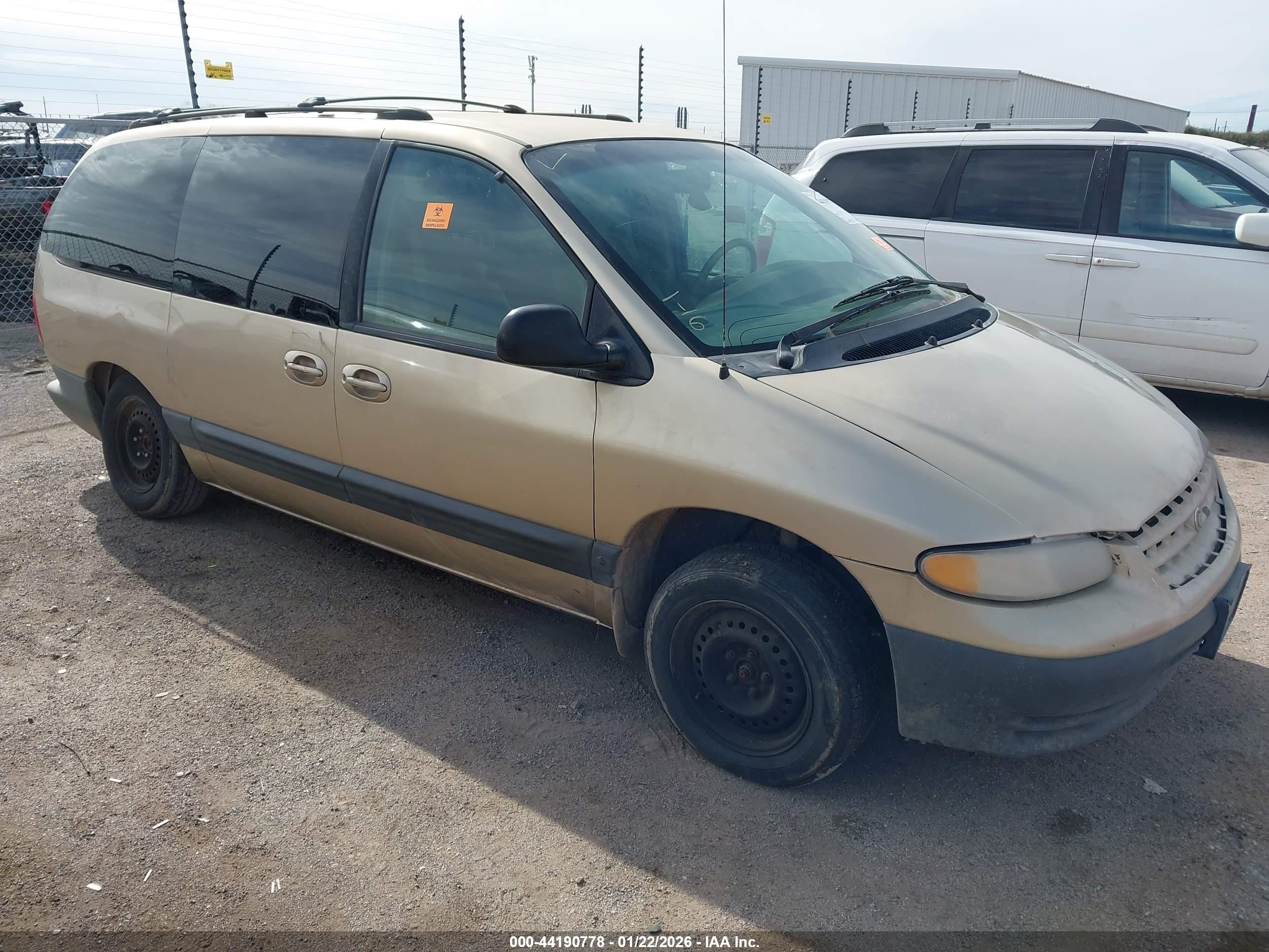 2000 Chrysler Voyager SE, VIN 2C4GJ44G1YR844513 — Зад