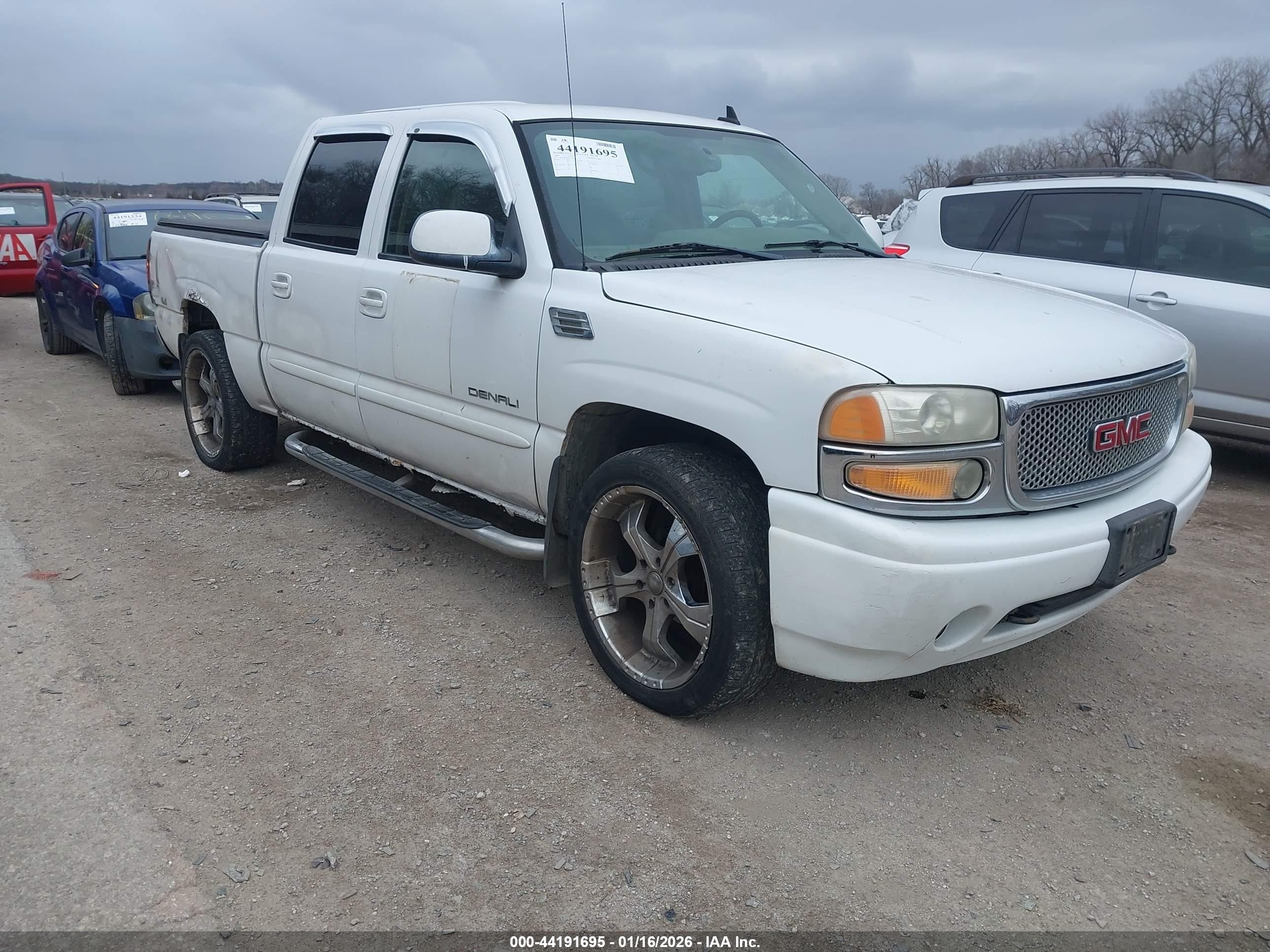 2006 GMC Sierra Denali, VIN 2GTEK63N561278190 — Side