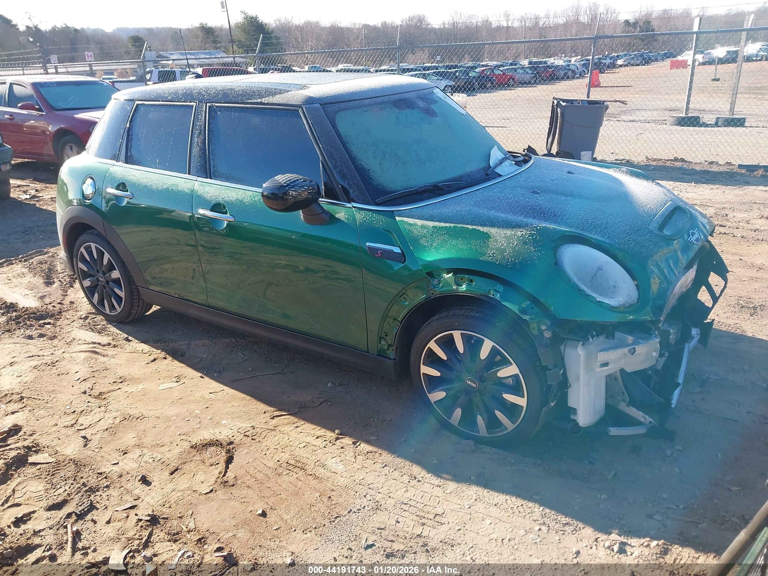 2023 MINI Hardtop 4 Door Cooper S, VIN WMW53DK07P2T61528 — Перед
