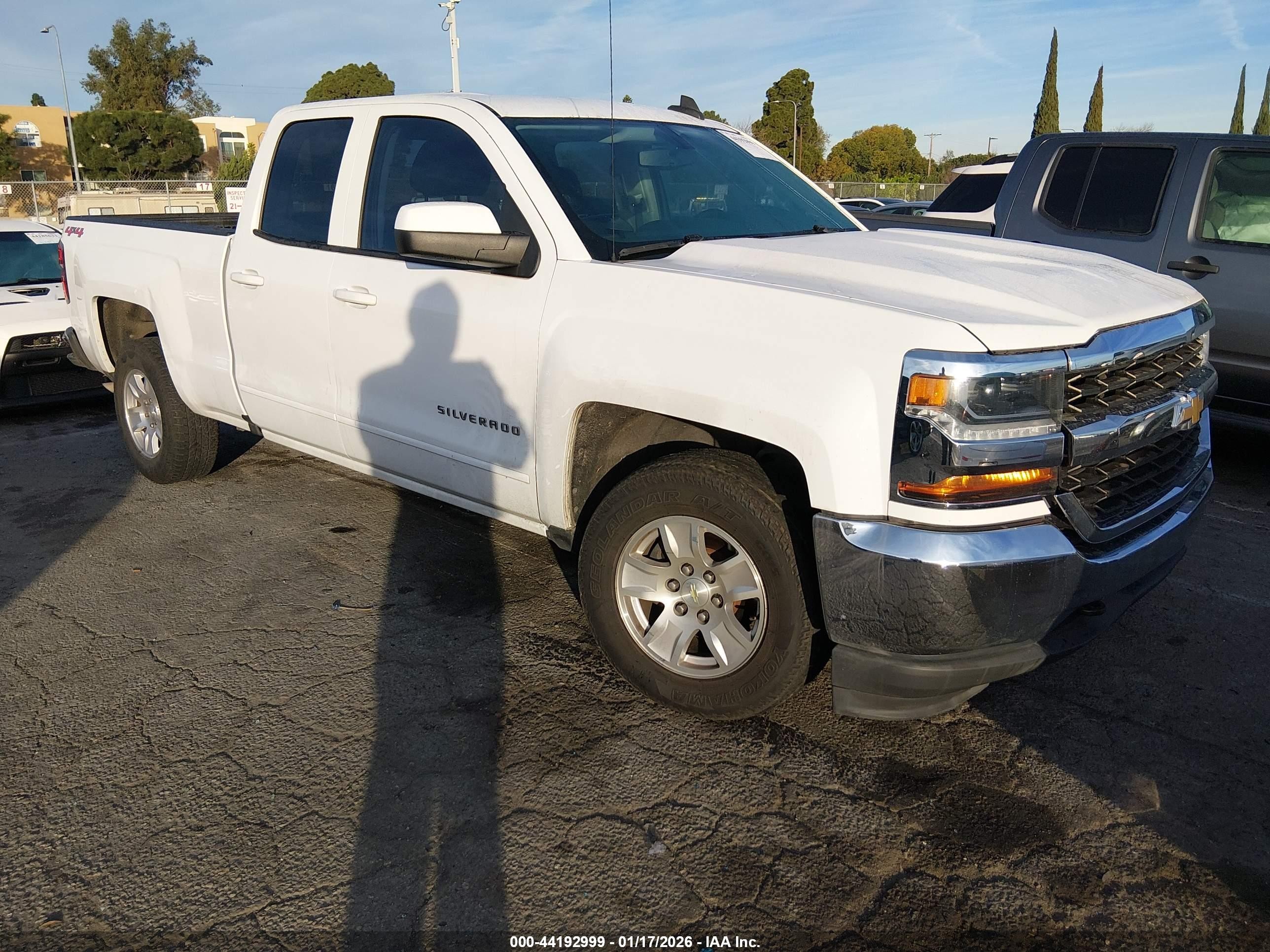 2018 Chevrolet Silverado 1500 LT, VIN 1GCVKREC5JZ124267 — Front end