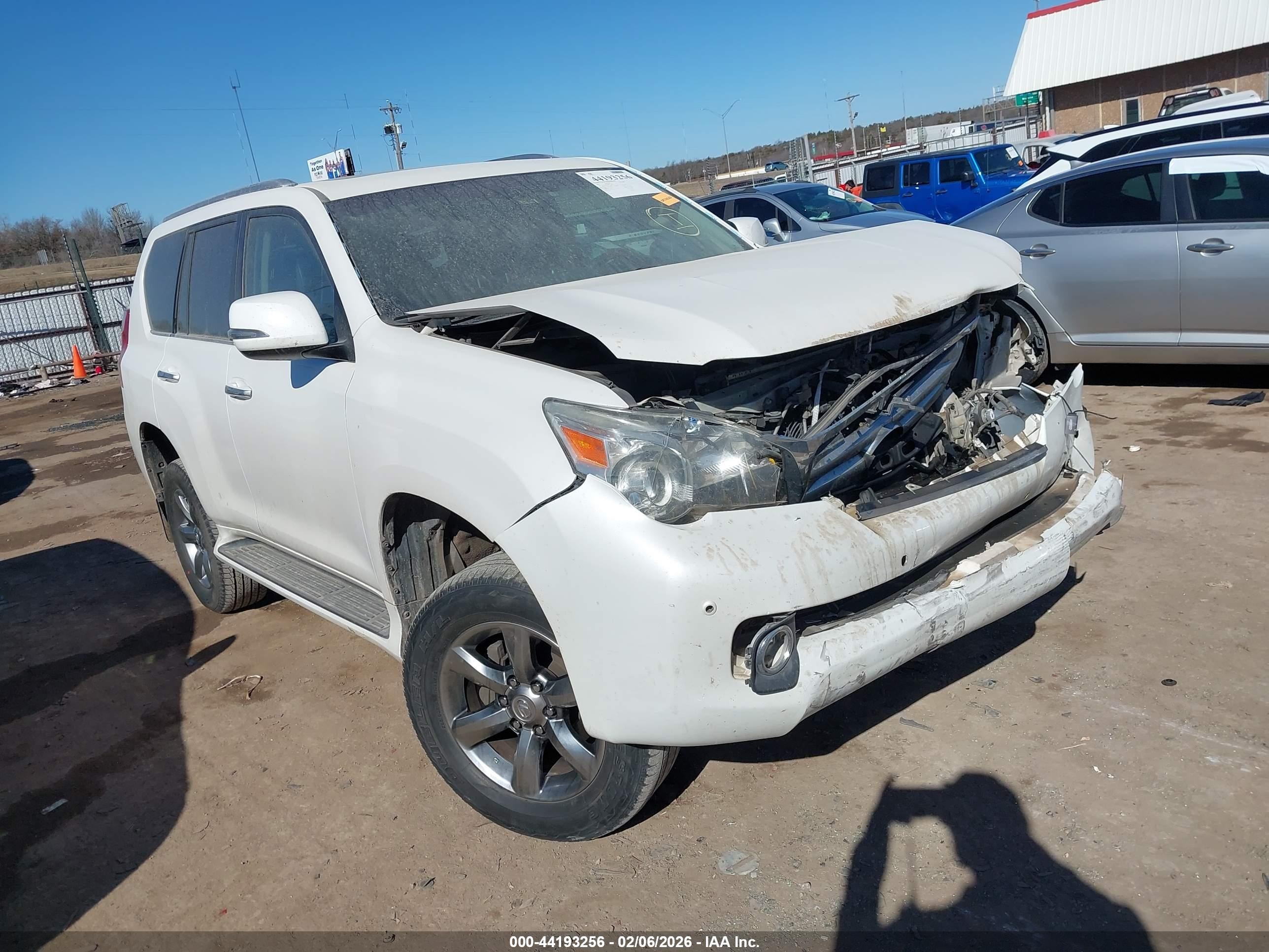 2011 Lexus GX 460, VIN JTJBM7FX4B5033693 — Front end