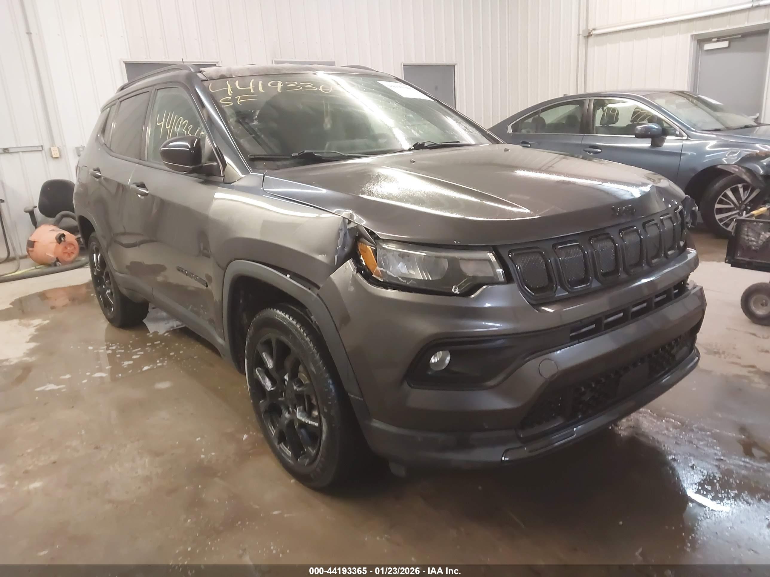 2022 Jeep Compass Latitude, VIN 3C4NJDBBXNT166951 — Front end