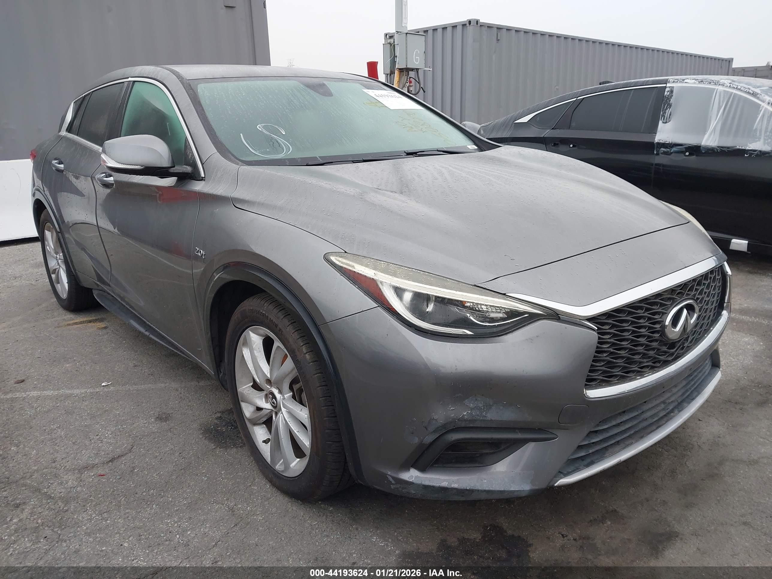 2018 Infiniti QX30 Essential, VIN SJKCH5CP0JA060820 — Normal wear