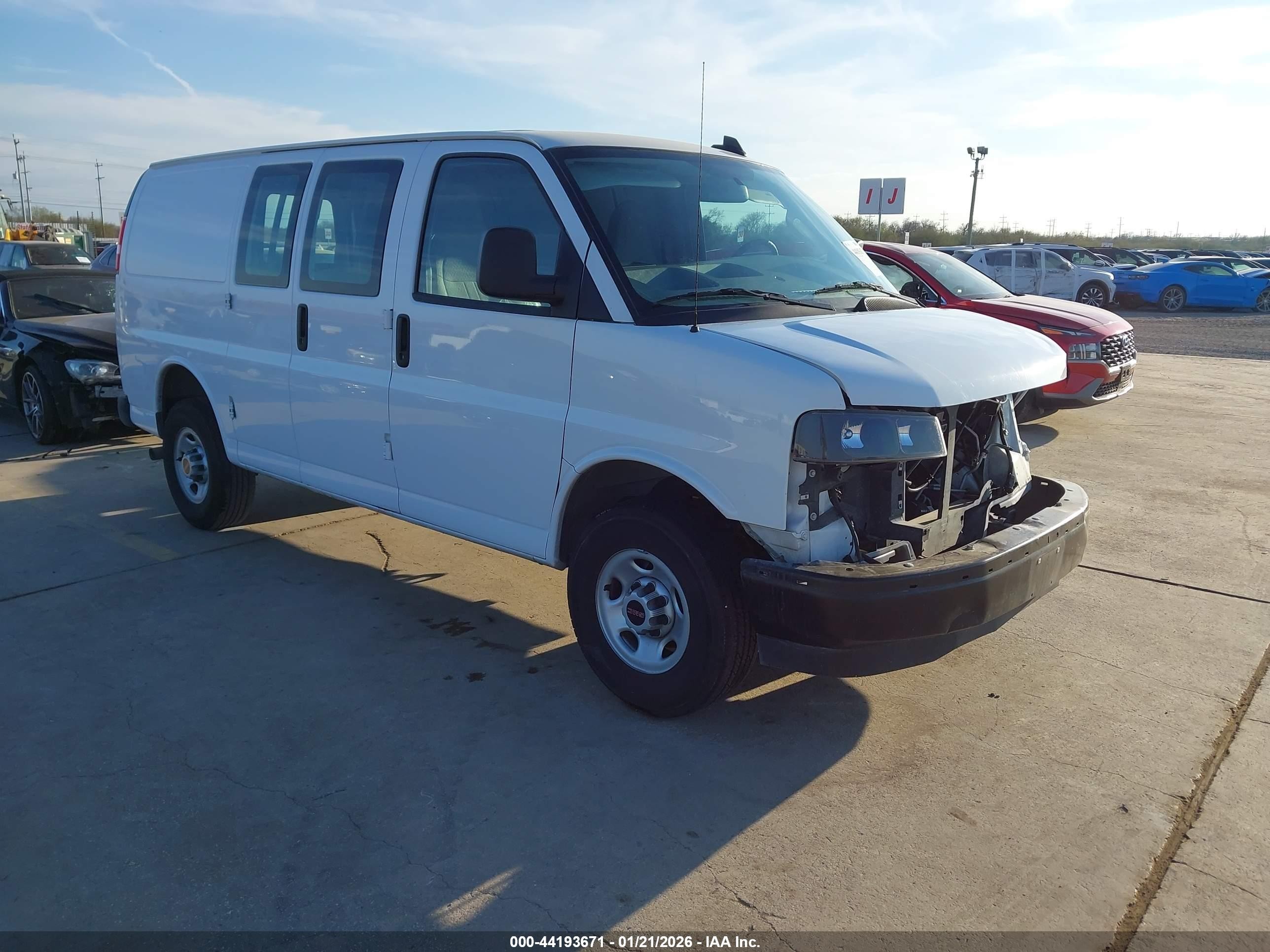 2024 GMC Savana Cargo, VIN 1GTW7AFP1R1102284 — Front end