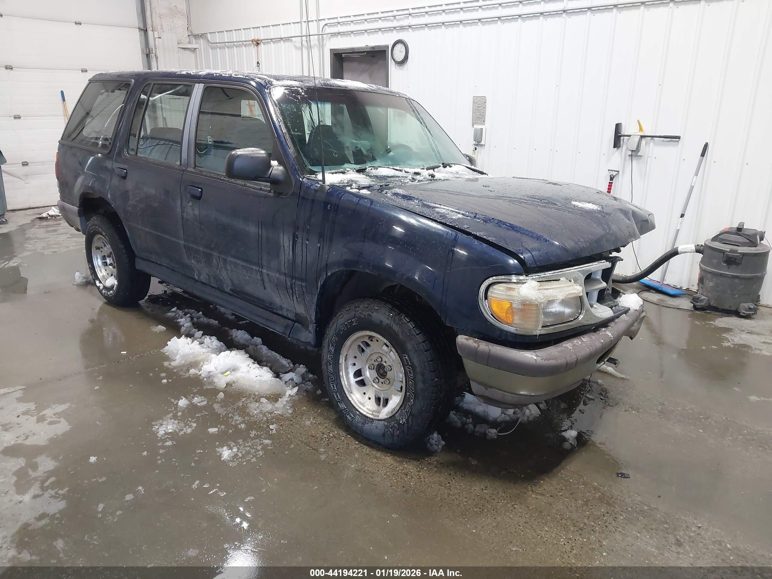 1995 Ford Explorer Eddie Bauer, VIN 1FMDU34XXSUB84837 — Перед
