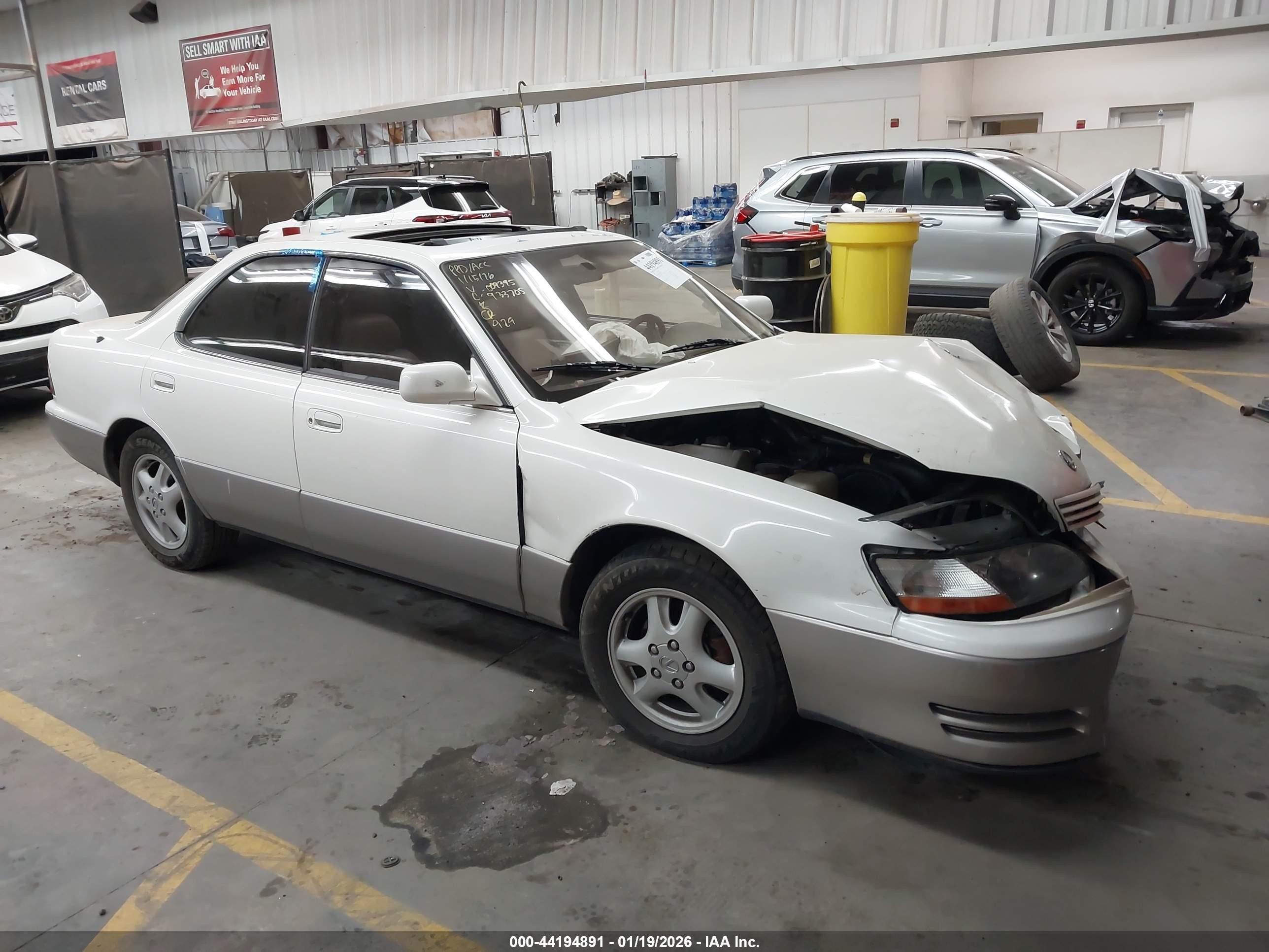 1995 Lexus ES 300, VIN JT8GK13T8S0095395 — Front end