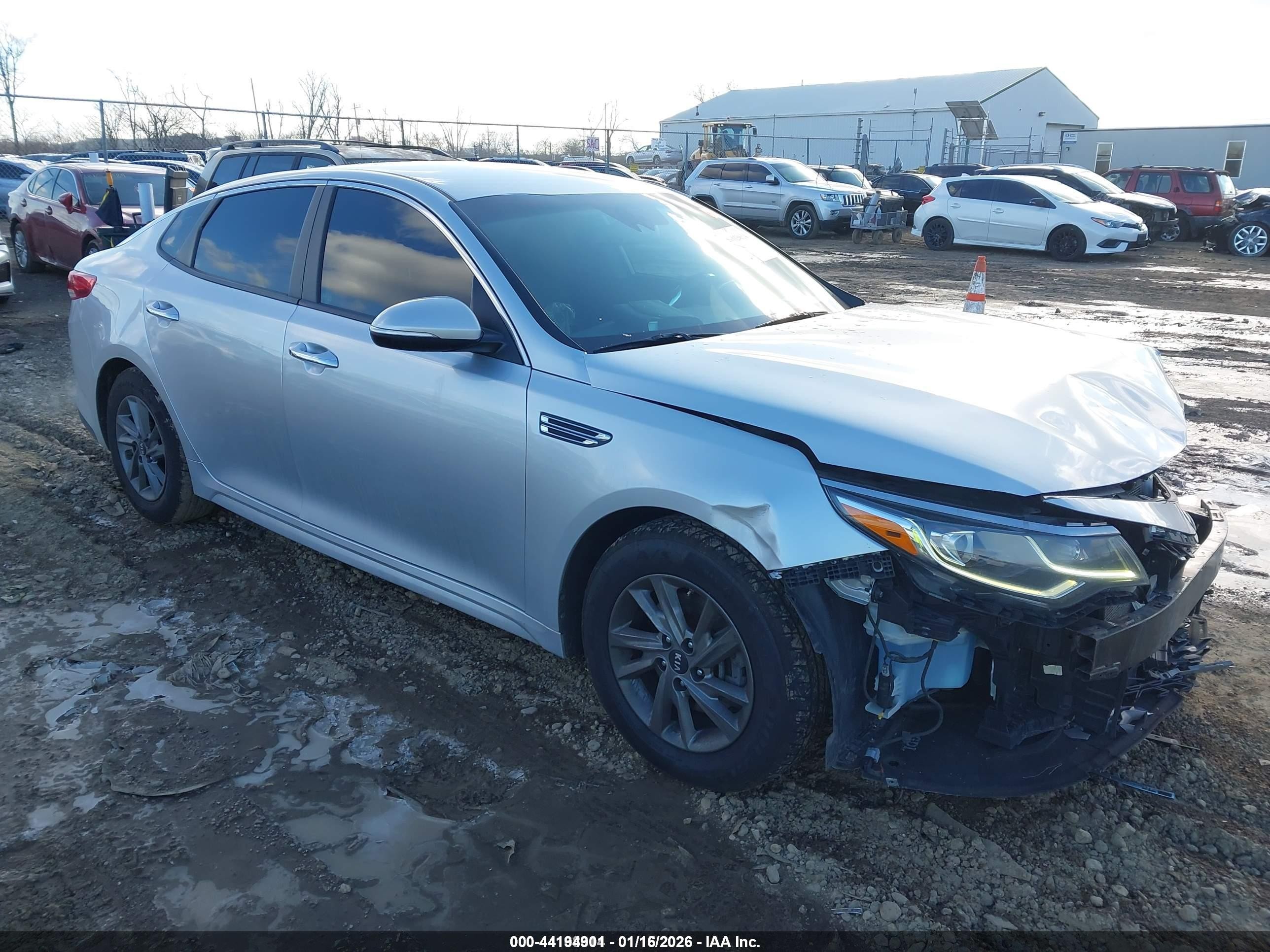 2020 Kia Optima S, VIN 5XXGT4L32LG387771 — Перед