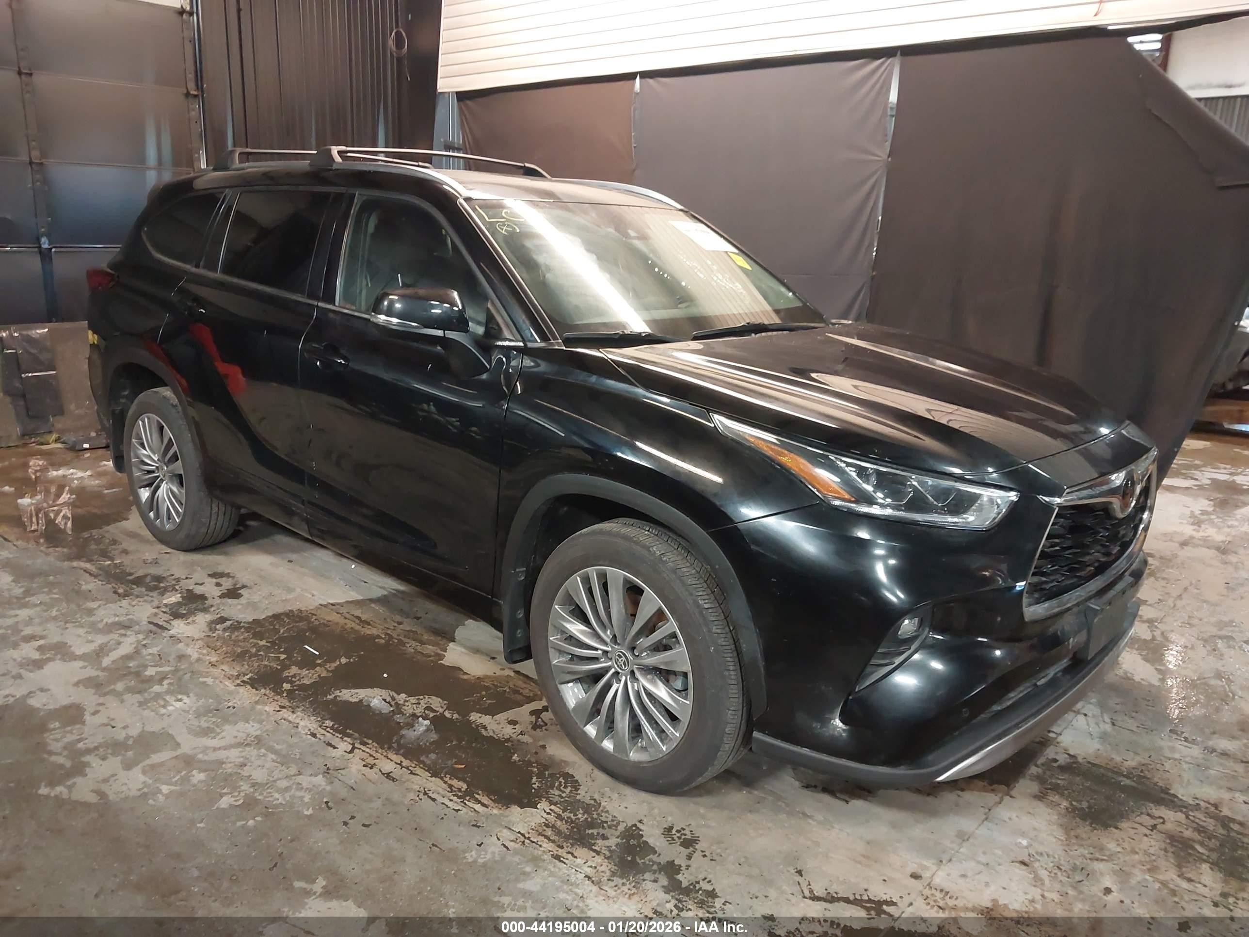 2021 Toyota Highlander Platinum, VIN 5TDFZRBH3MS149447 — Side