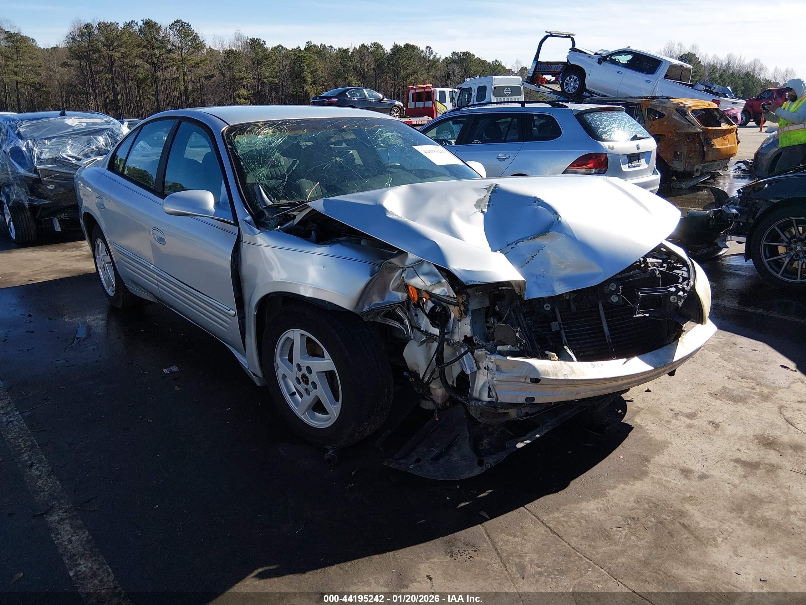 2003 Pontiac Bonneville SE, VIN 1G2HX52K434112926 — Front end
