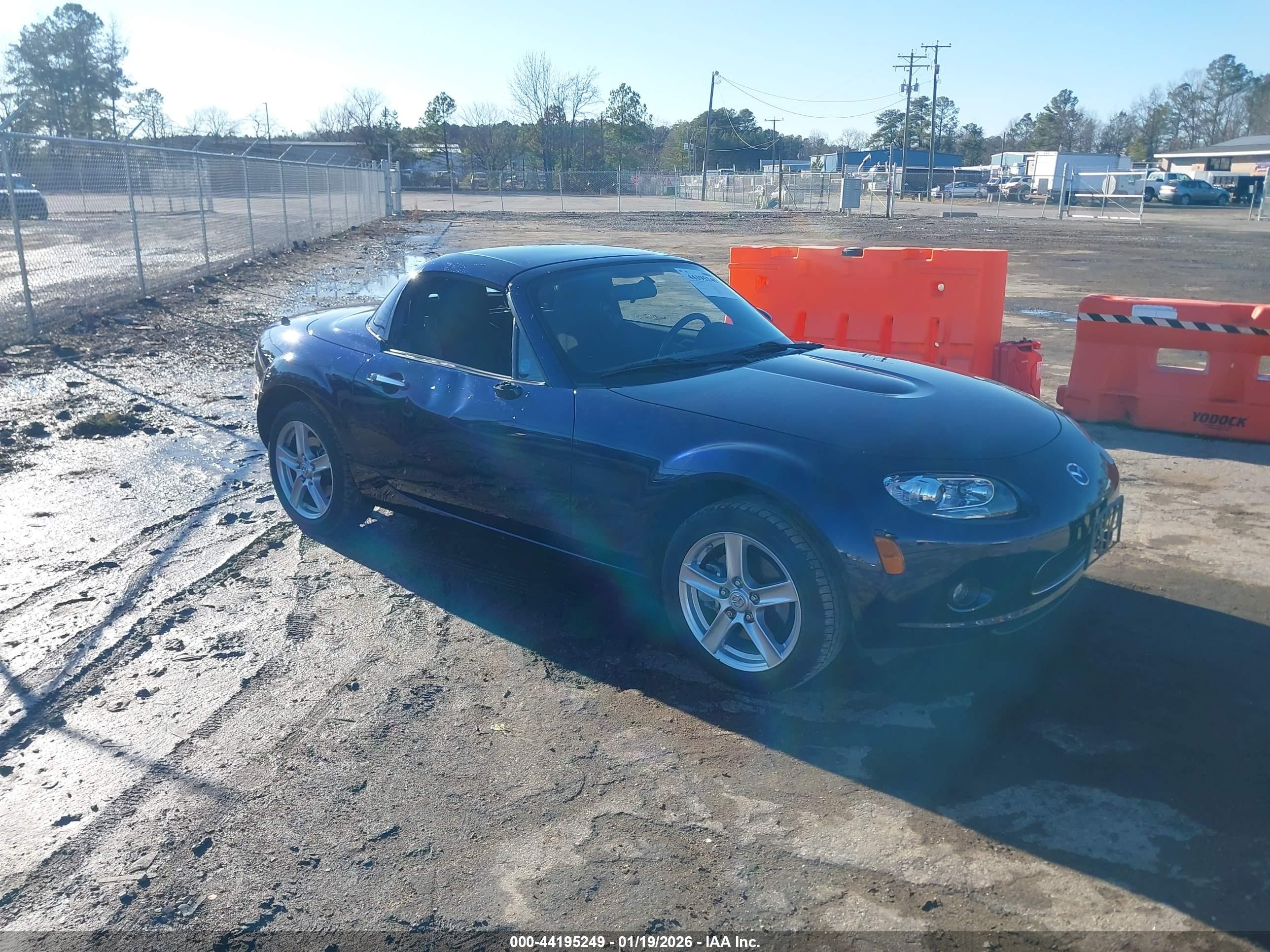 2008 Mazda MX-5 Miata Grand Touring, VIN JM1NC26FX80148334 — Side