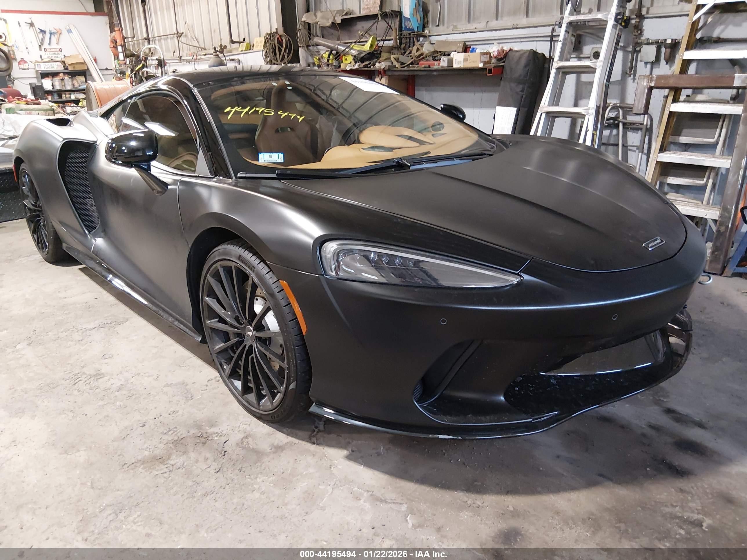 2020 McLaren GT, VIN SBM22GCAXLW000712 — Зад