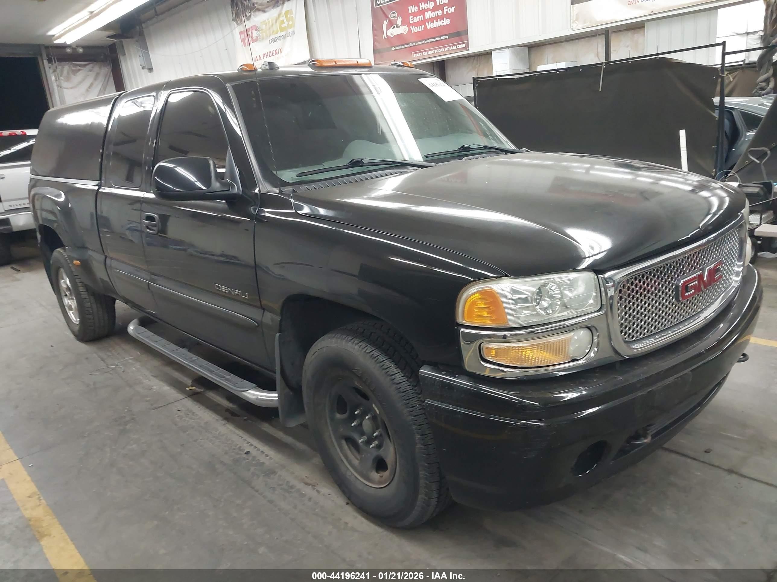 2004 GMC Sierra Denali, VIN 2GTFK69UX41182653 — Side