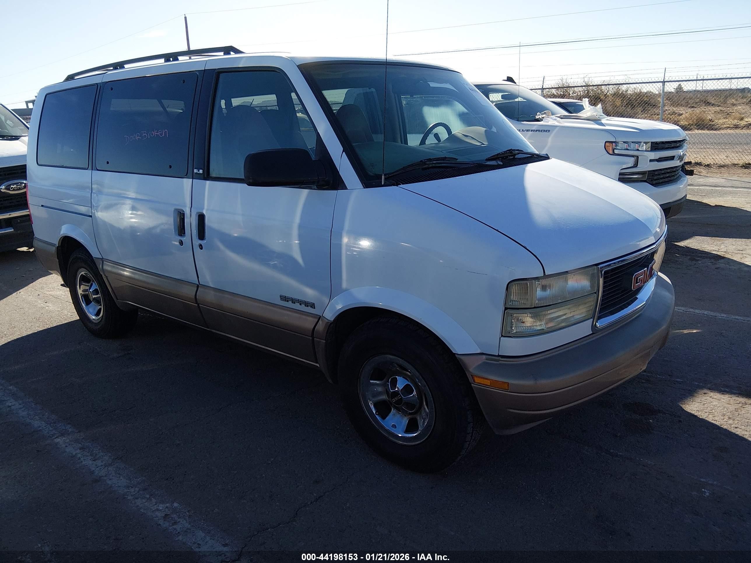 1998 GMC Safari, VIN 1GKDM19W9WB504213 — Front end