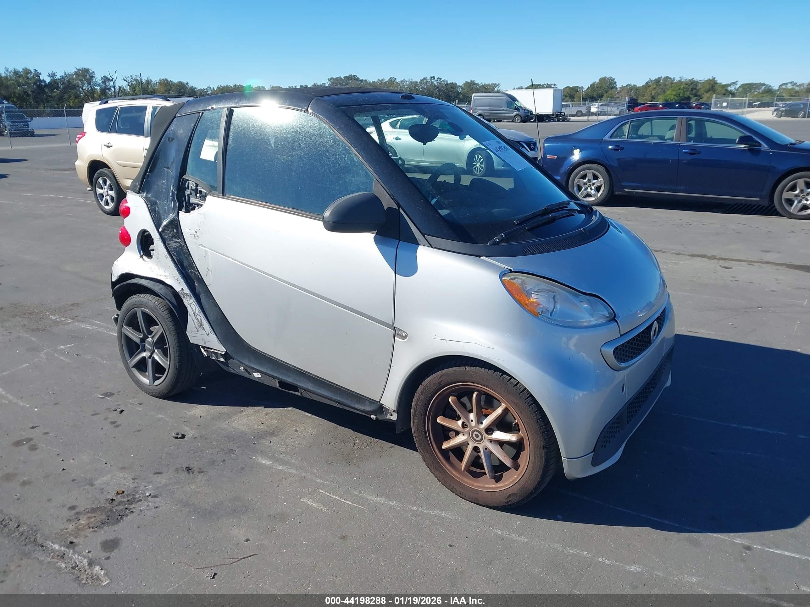 2015 Smart fortwo Passion, VIN WMEEK3BA4FK781224 — Side