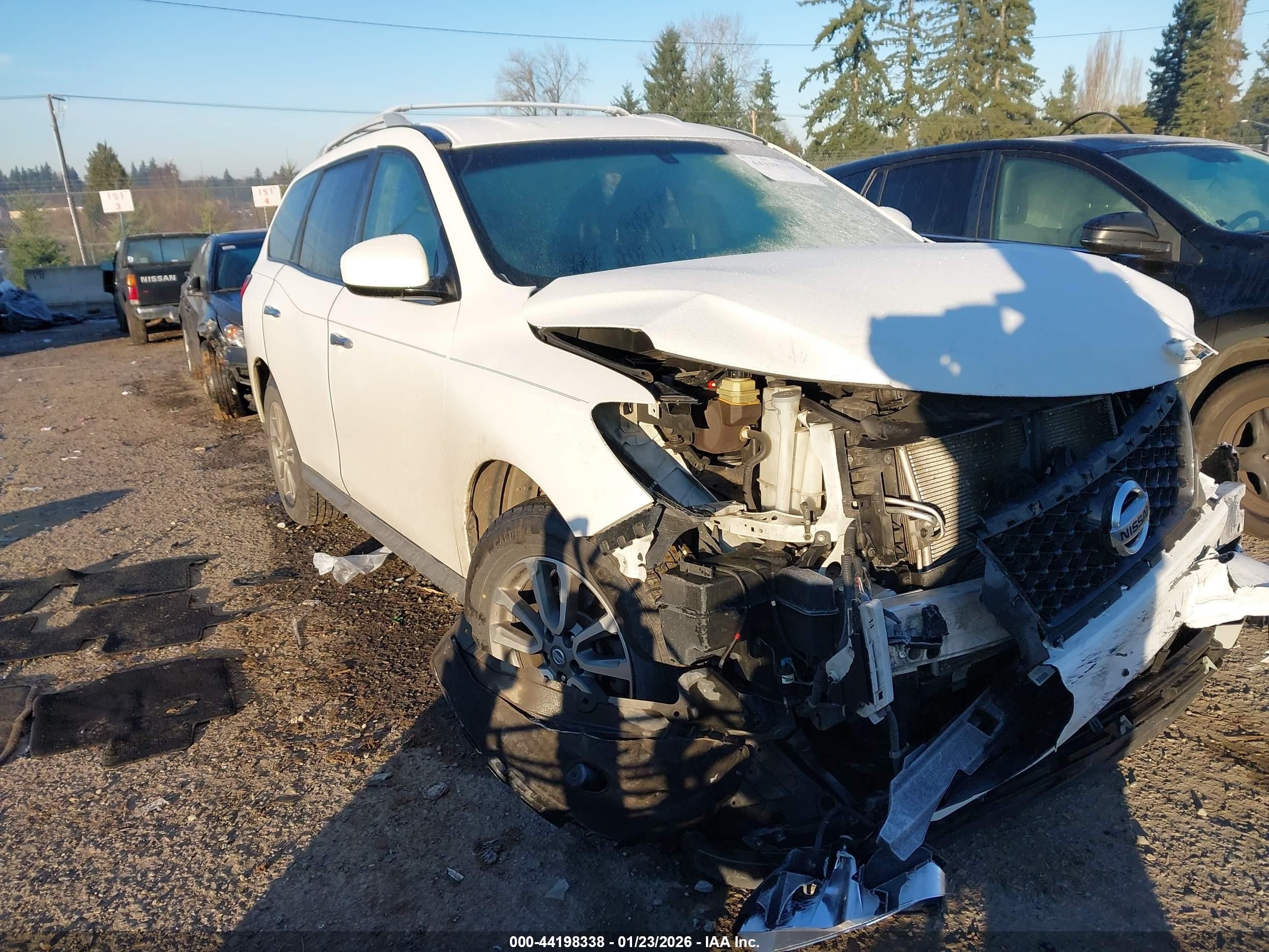 2014 Nissan Pathfinder Platinum, VIN 5N1AR2MM7EC668981 — Перед