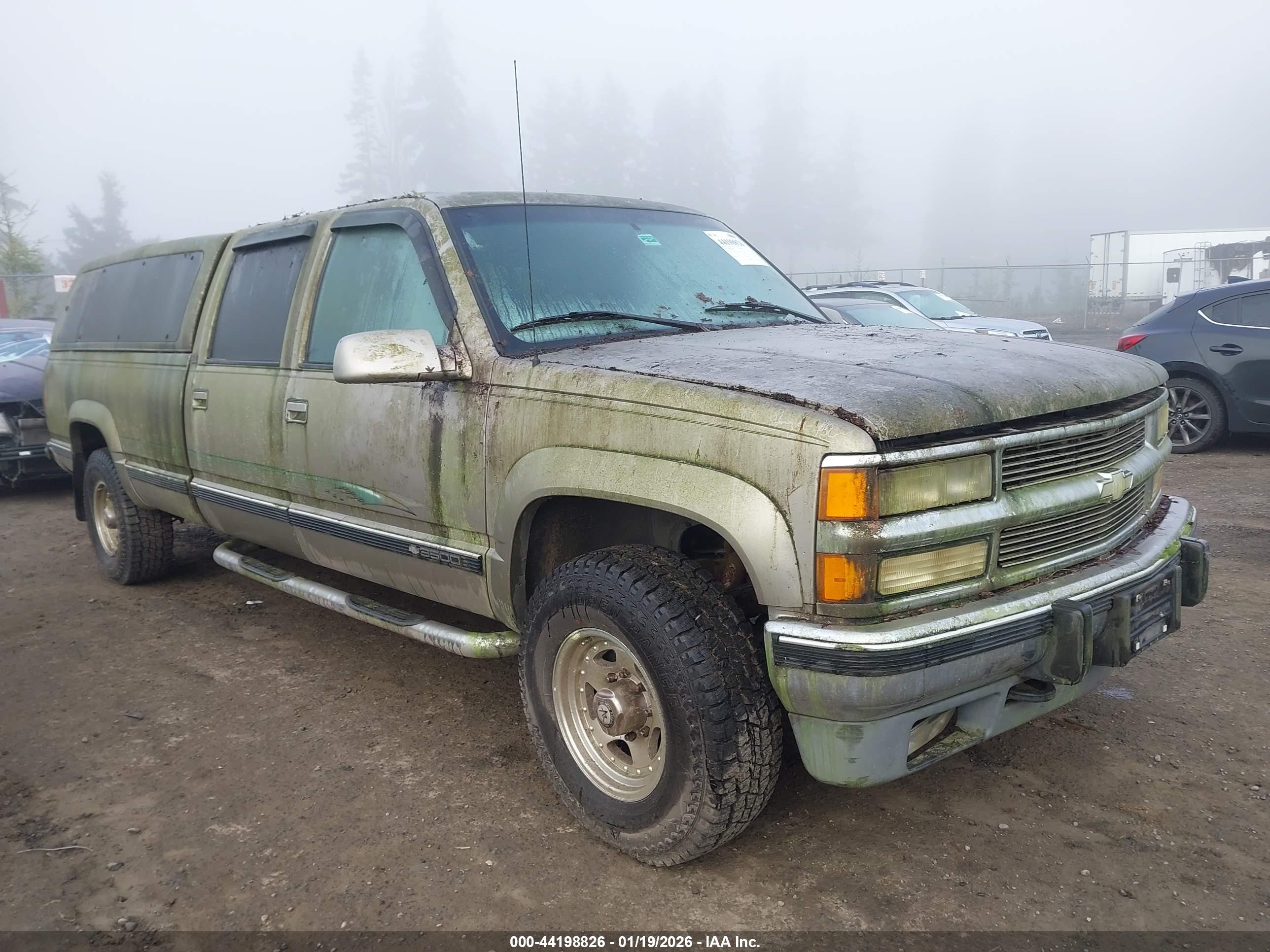 2000 Chevrolet Silverado 3500, VIN 1GCHK33J4YF425877 — Rear end