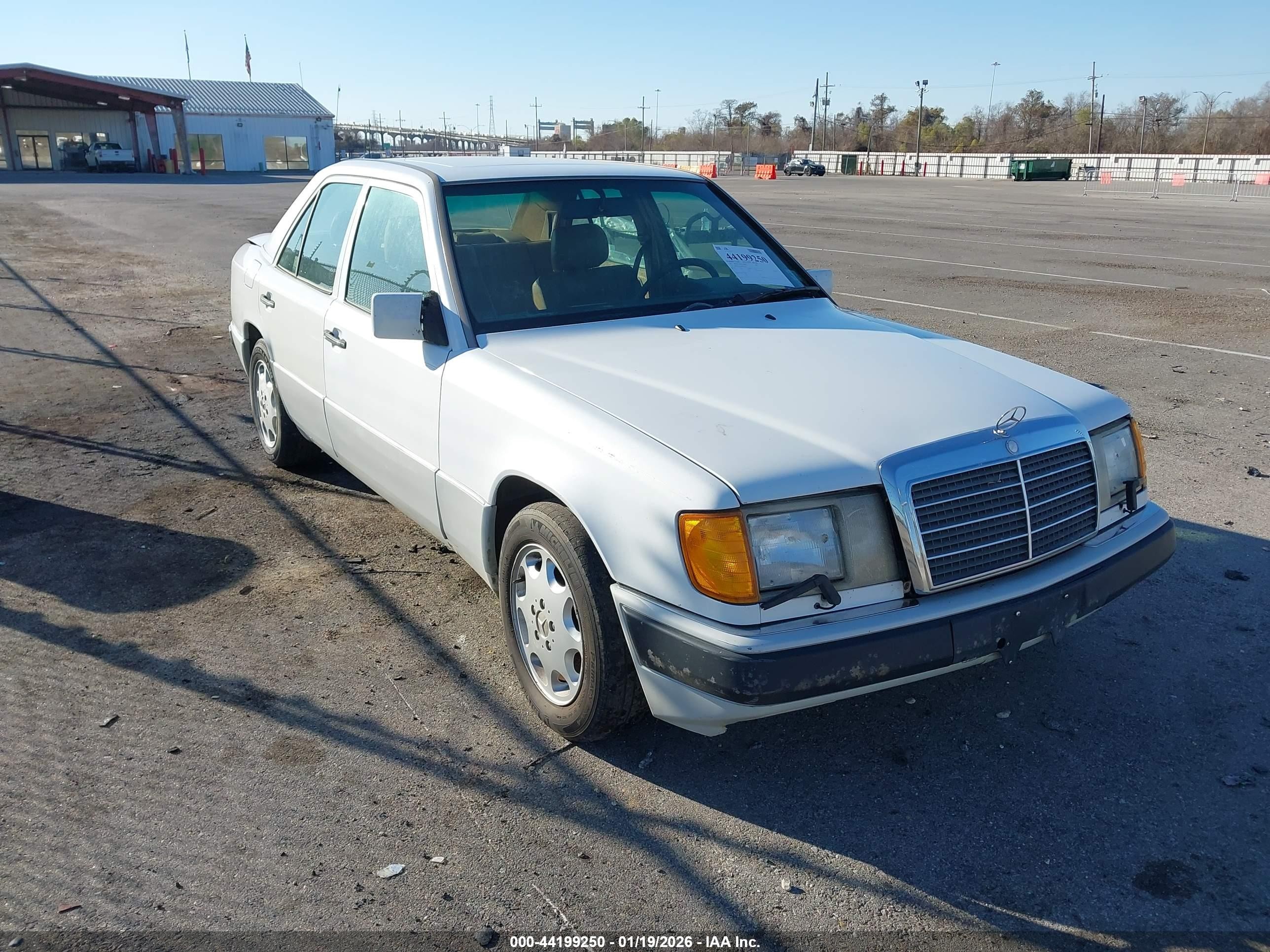 1993 Mercedes-Benz 400 E, VIN WDBEA34E6PB929939 — Normal wear