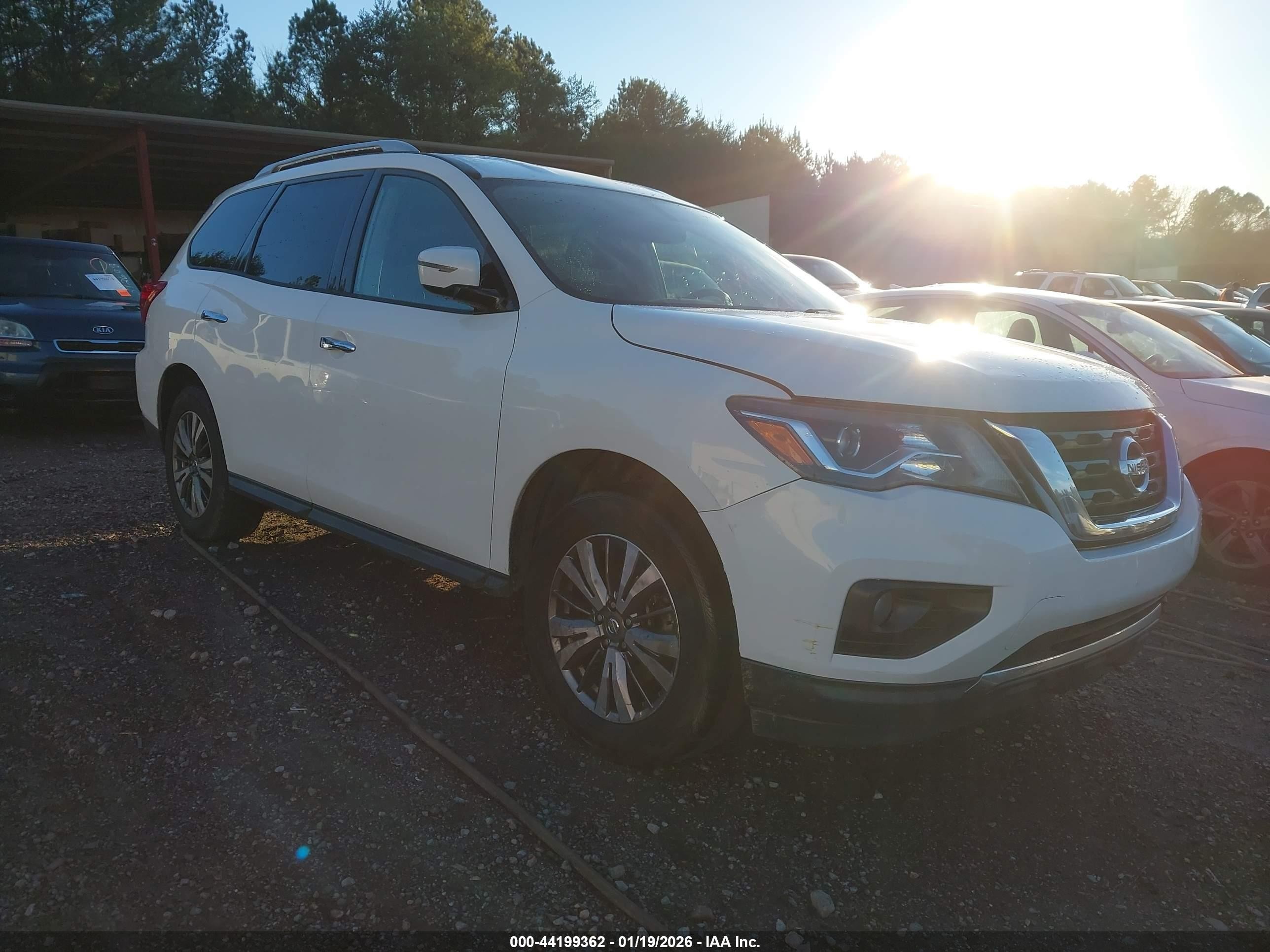 2018 Nissan Pathfinder SV, VIN 5N1DR2MM5JC644461 — Front end