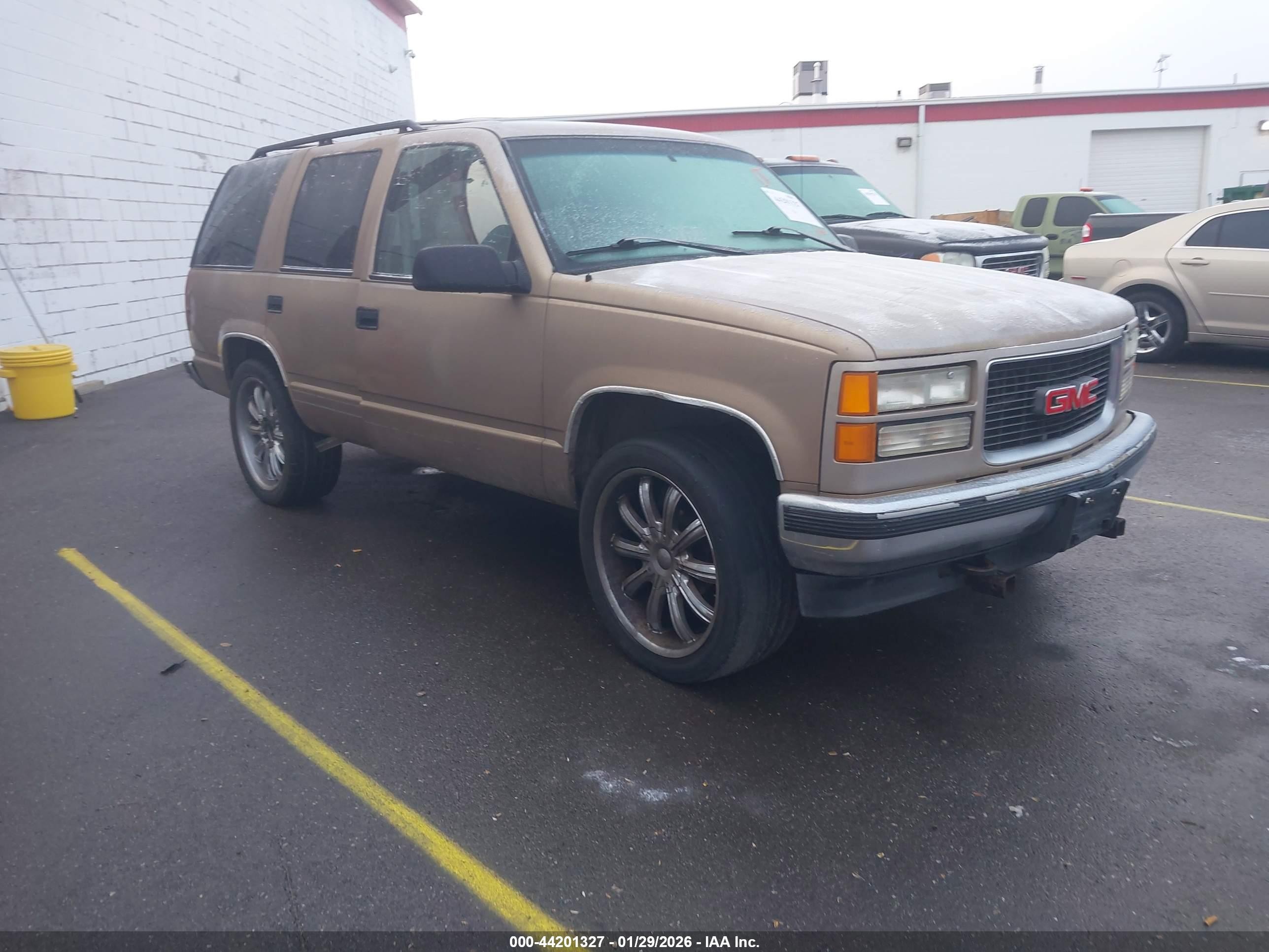1996 GMC Yukon, VIN 1GKEK13R7TJ735867 — Side