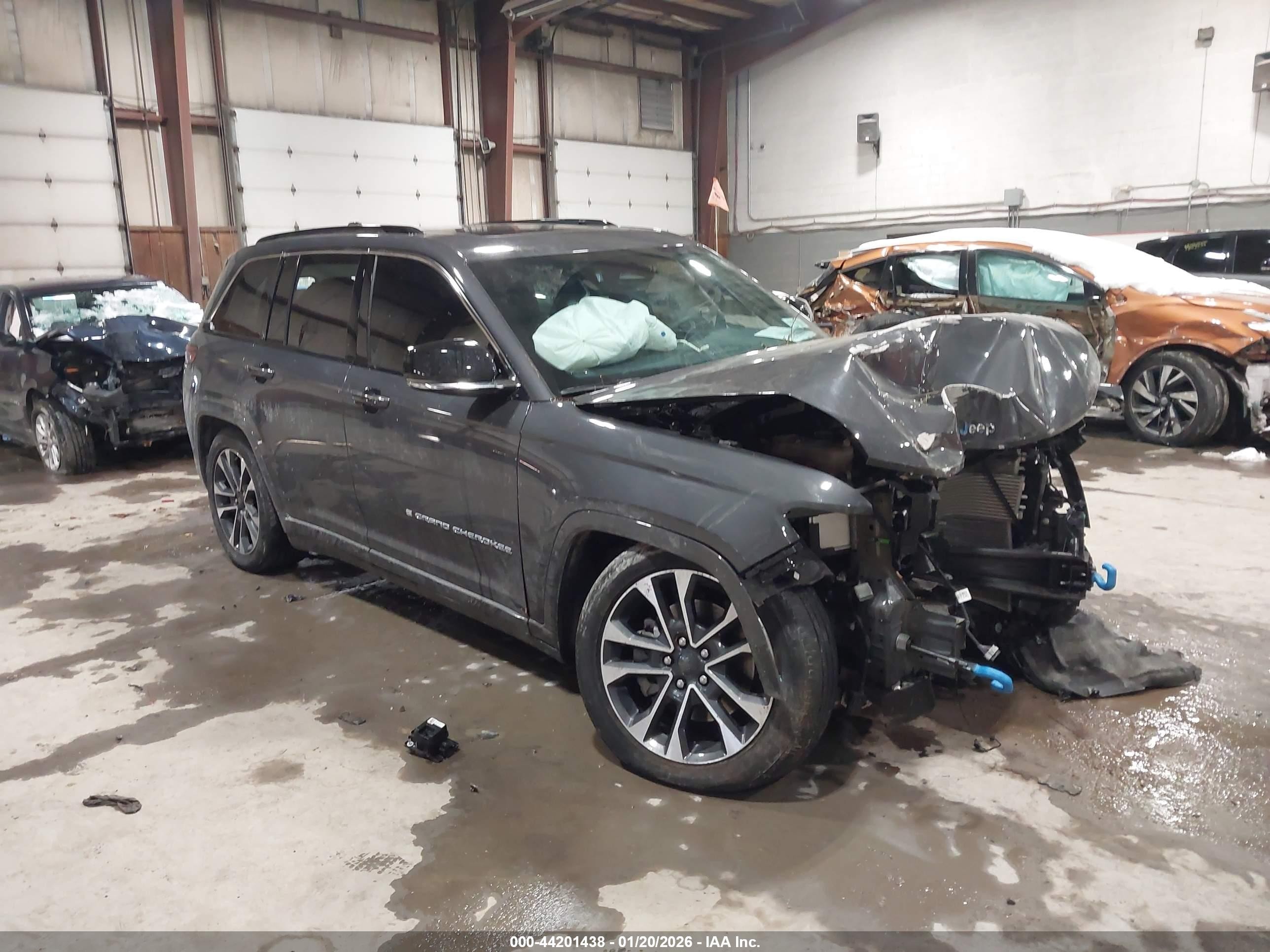 2024 Jeep Grand Cherokee Overland, VIN 1C4RJYD65RC681835 — Front end