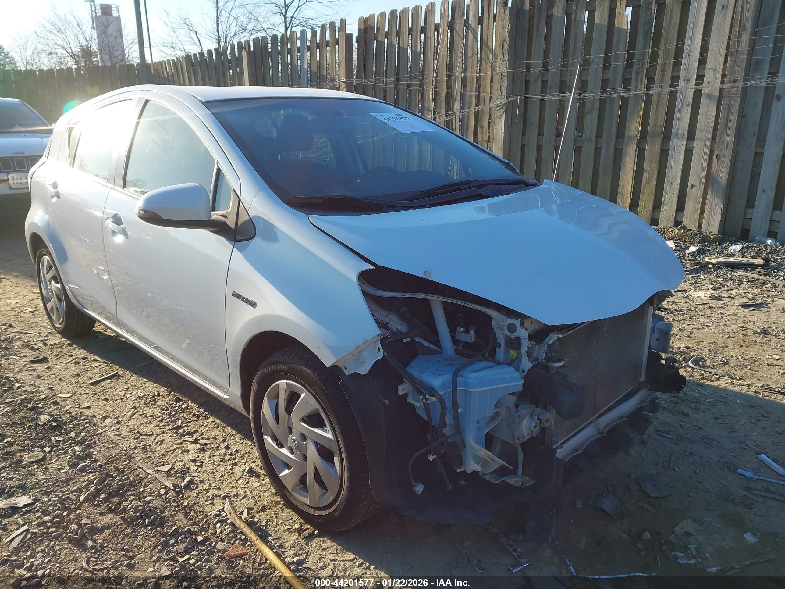 2015 Toyota Prius Four, VIN JTDKDTB35F1576532 — Front end