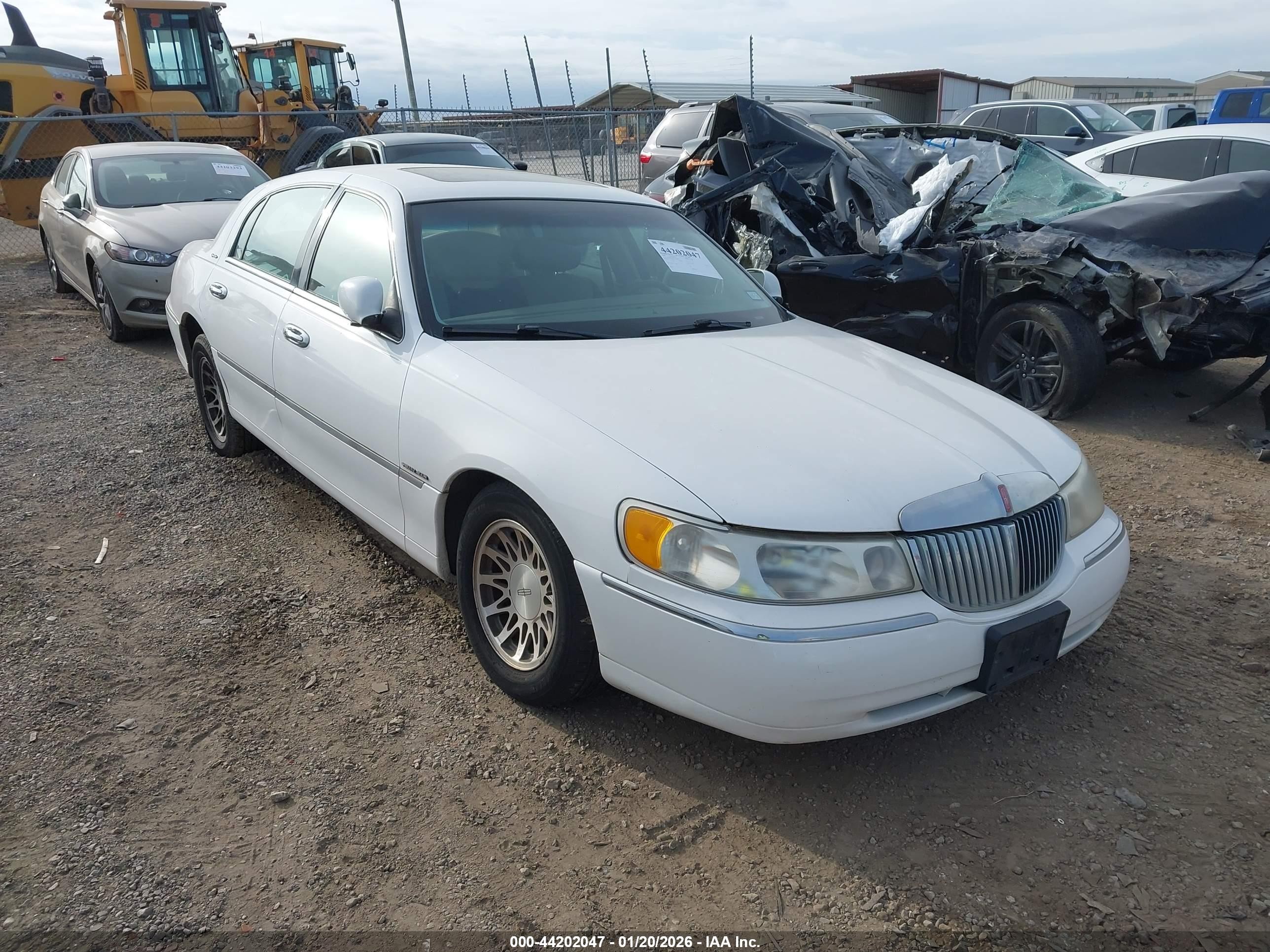 2000 Lincoln Town Car Signature, VIN 1LNHM82W8YY901892 — Днище