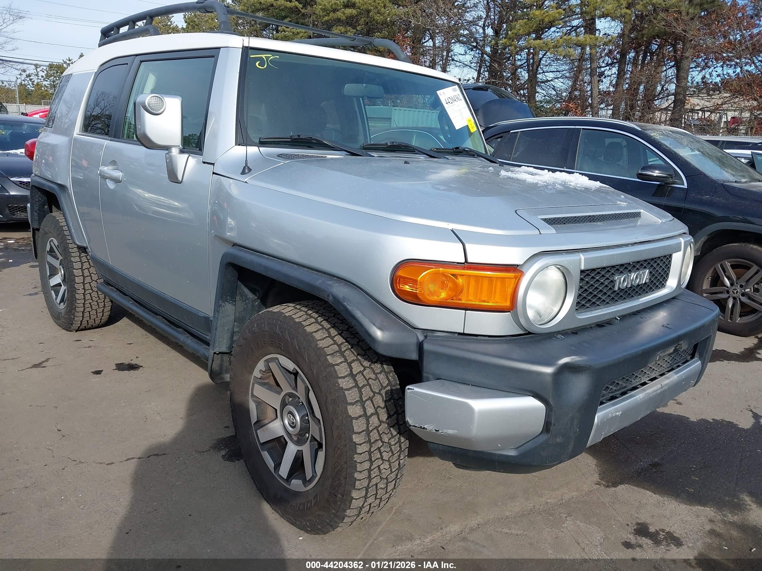 2007 Toyota FJ Cruiser, VIN JTEBU11F170093249 — Front end