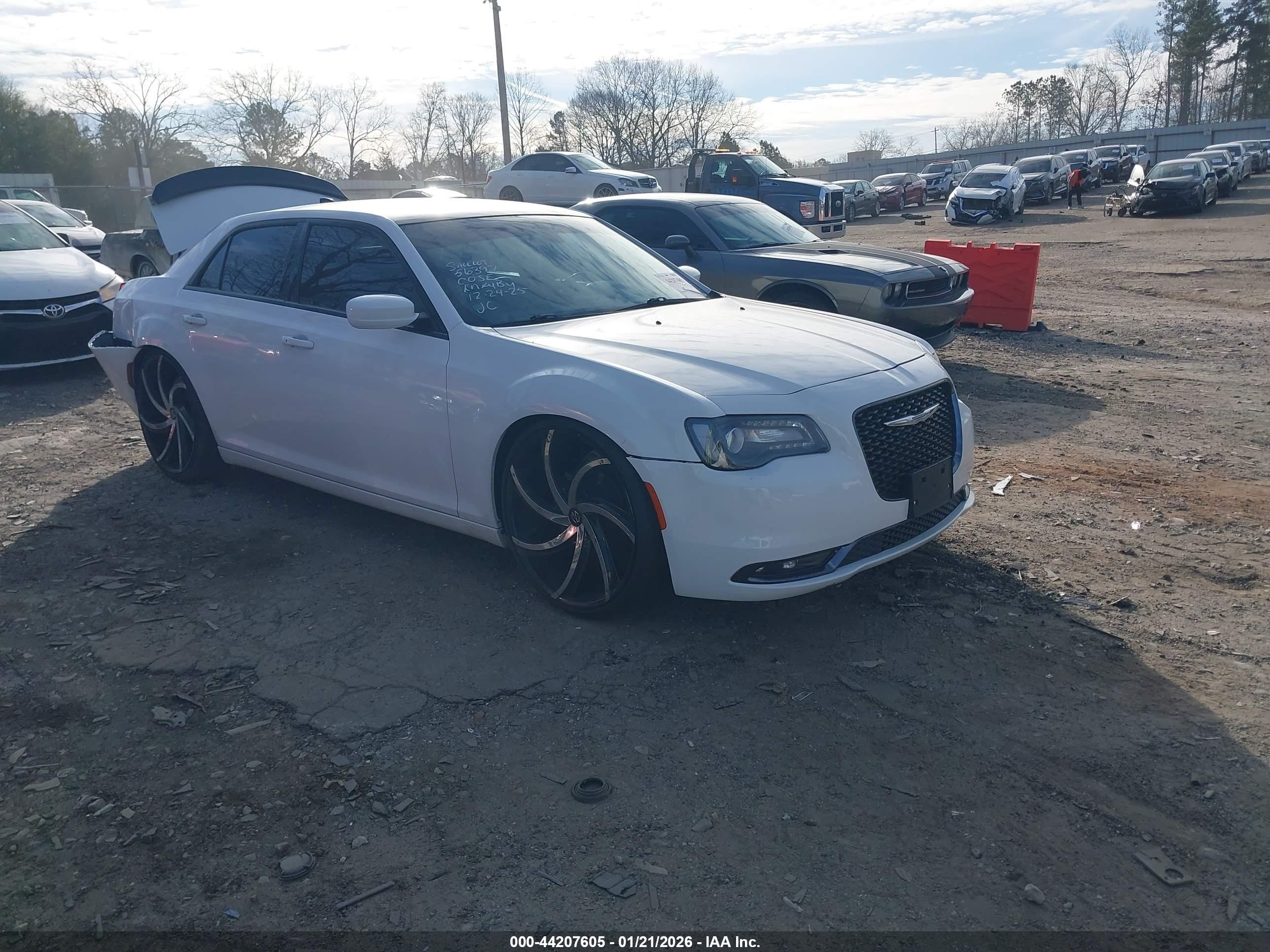 2019 Chrysler 300 S, VIN 2C3CCABG2KH515525 — Зад
