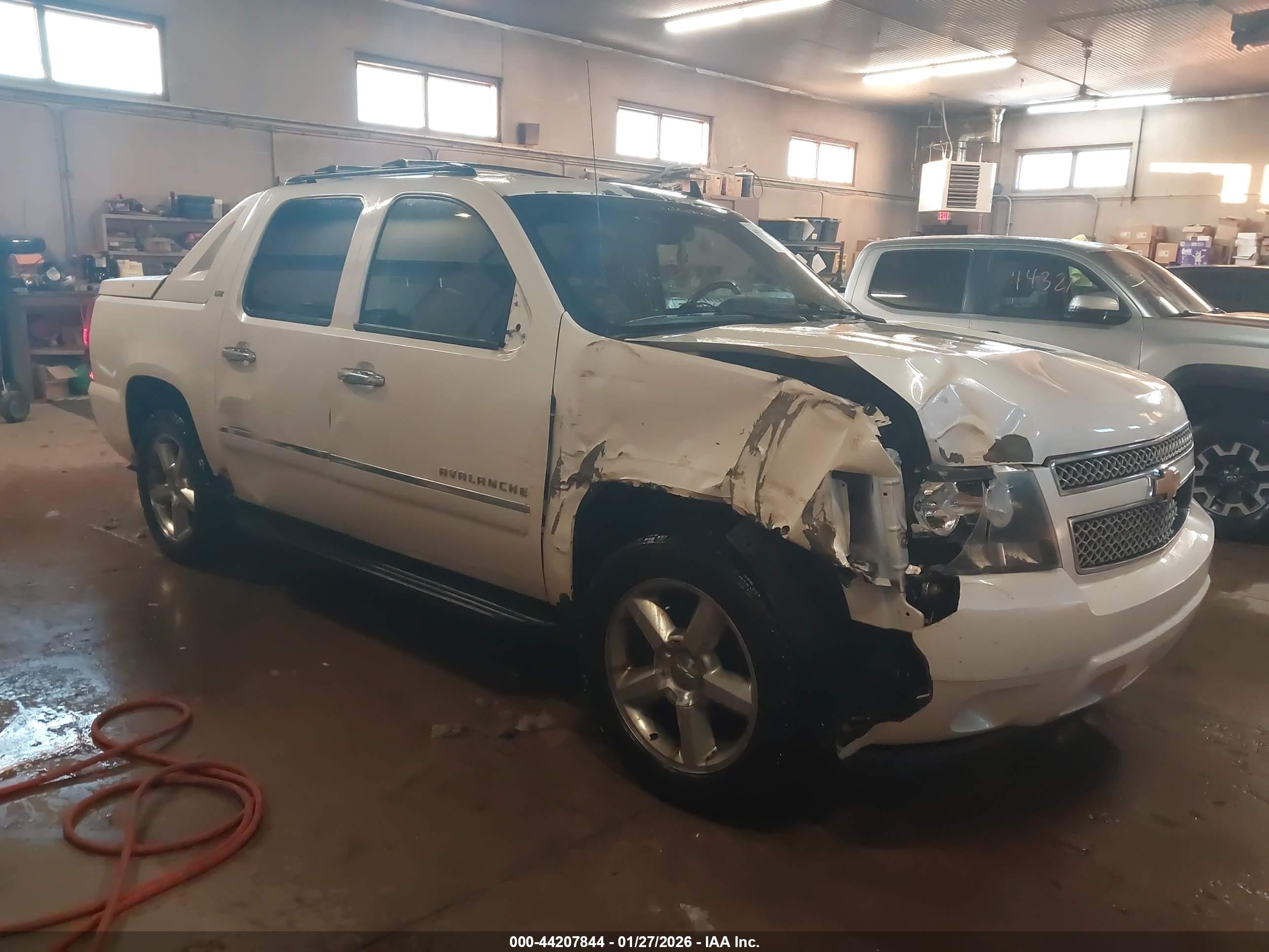2012 Chevrolet Avalanche LTZ, VIN 3GNTKGE76CG137795 — Перед