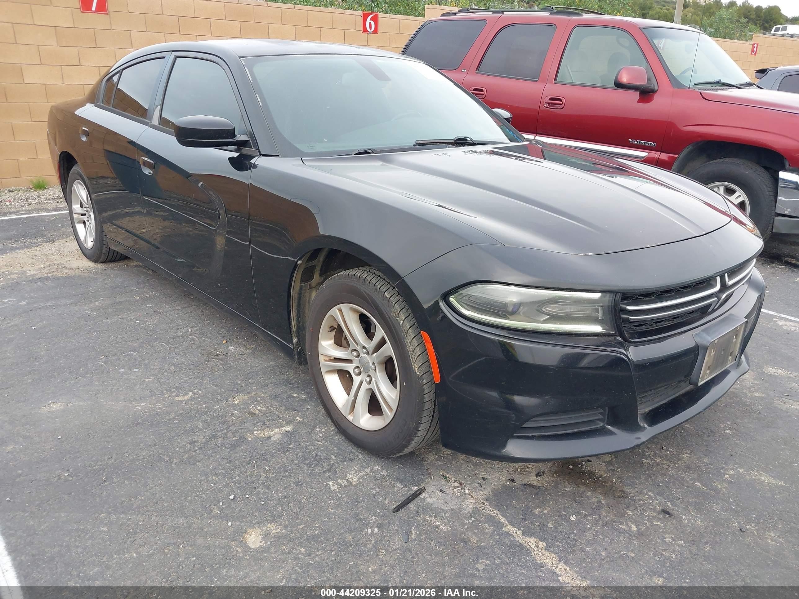 2015 Dodge Charger SE, VIN 2C3CDXBGXFH836153 — Rear end