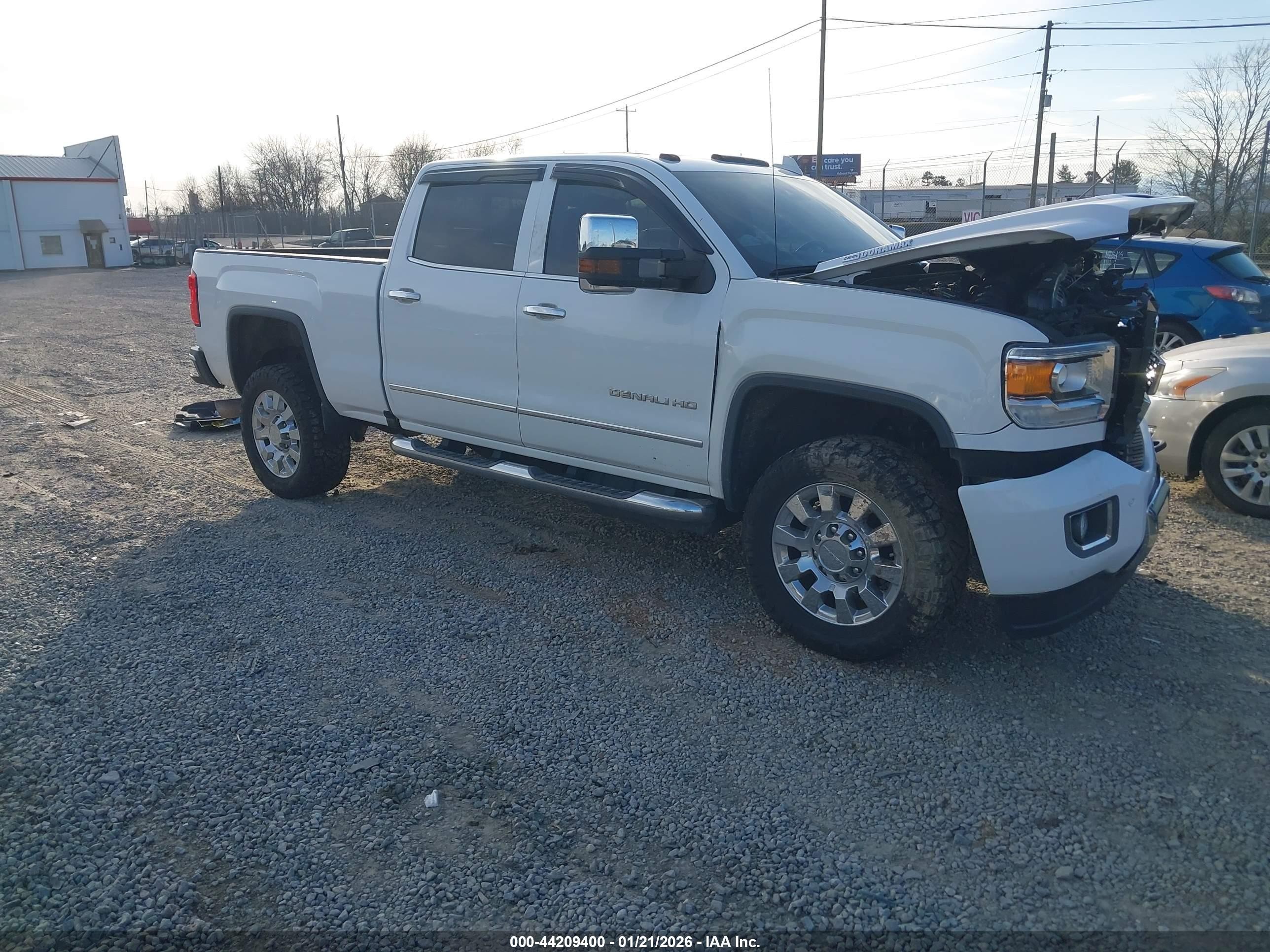 2019 GMC Sierra 2500HD Denali, VIN 1GT12SEY6KF282041 — Front end