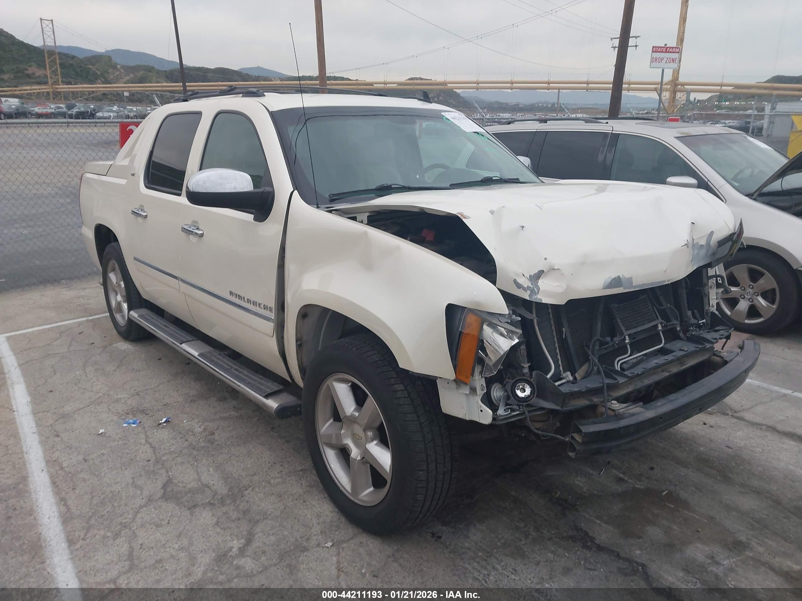 2012 Chevrolet Avalanche LTZ, VIN 3GNMCGE0XCG162557 — Перед