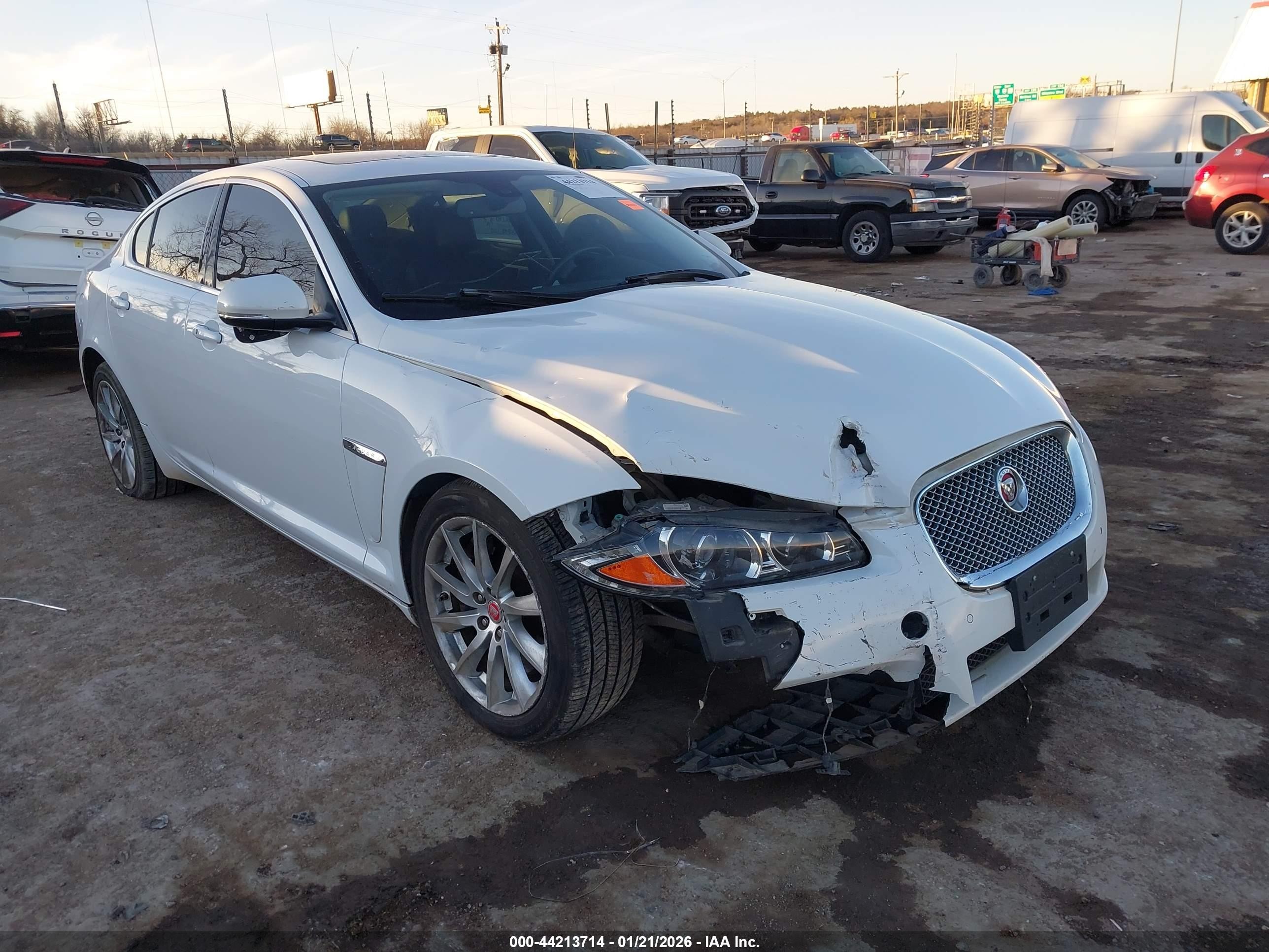 2015 Jaguar XF T Premium, VIN SAJWA0FSXFPU60462 — Front end