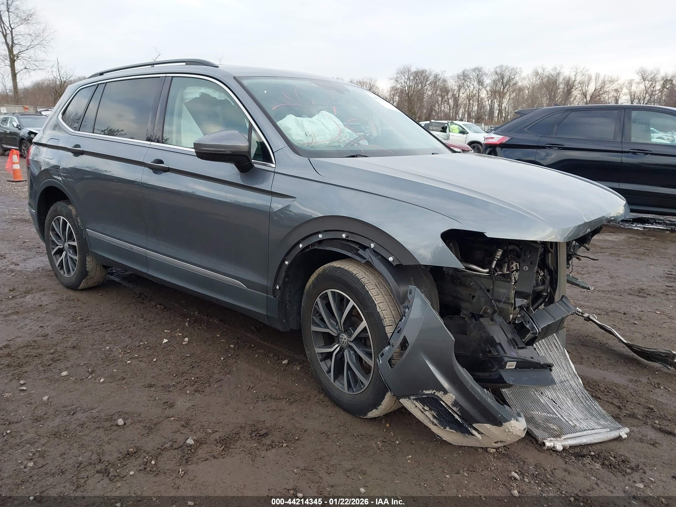 2020 Volkswagen Tiguan SE, VIN 3VV2B7AX1LM131867 — Front end
