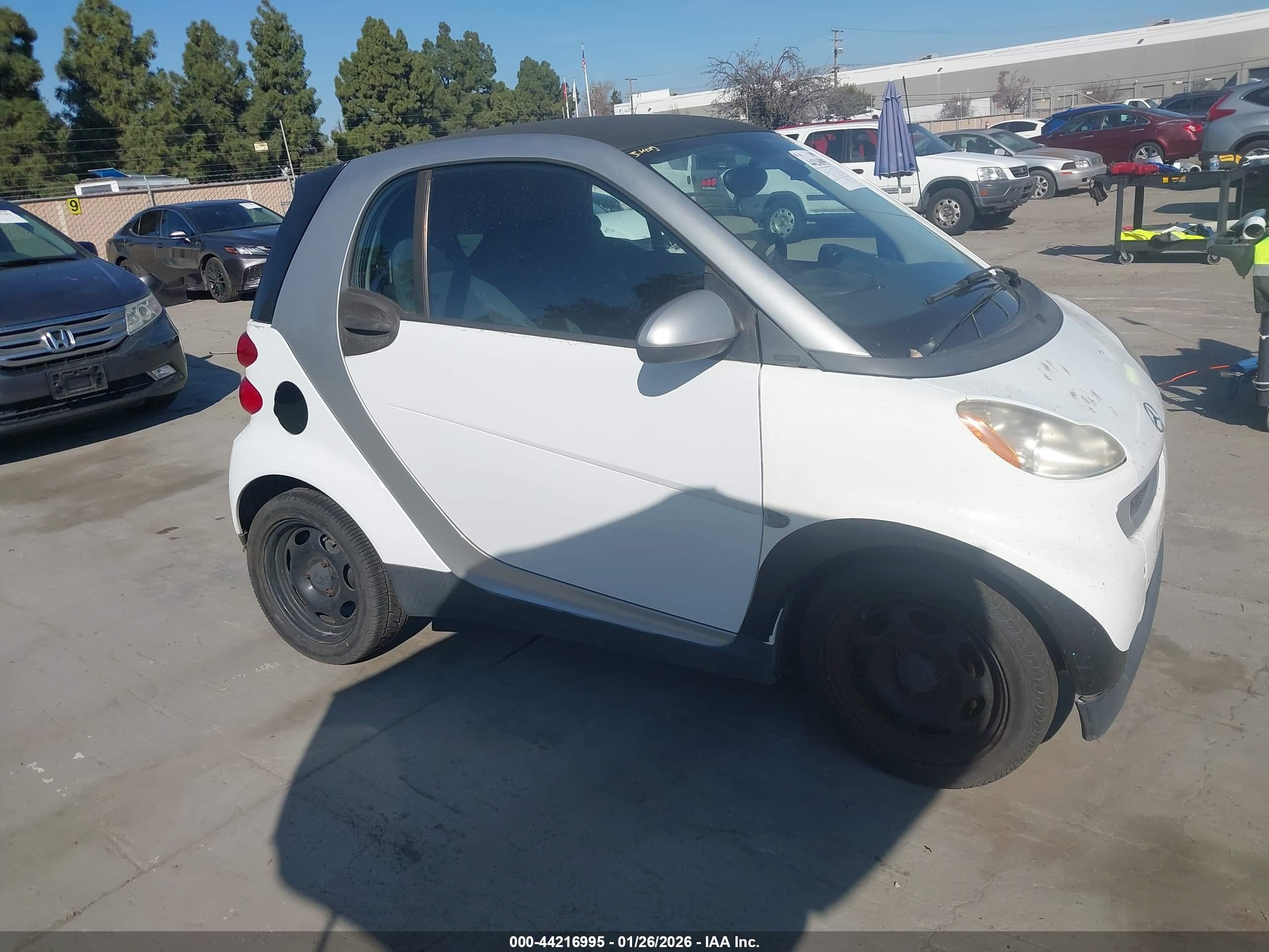 2010 Smart fortwo Pure, VIN WMEEJ3BA8AK418484 — Перед
